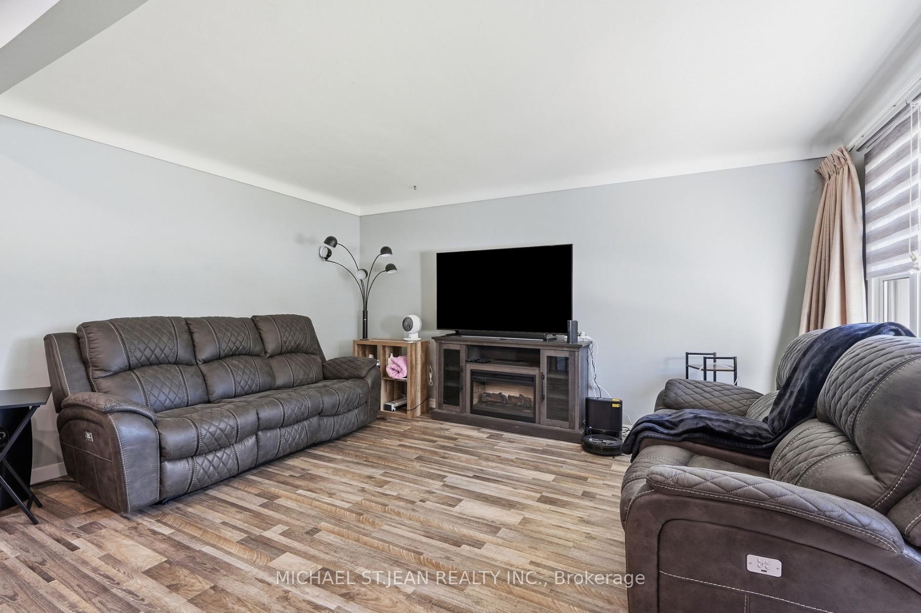 Photo 5 of 287 Santone Avenue, Welland, Broadway — HOMEH