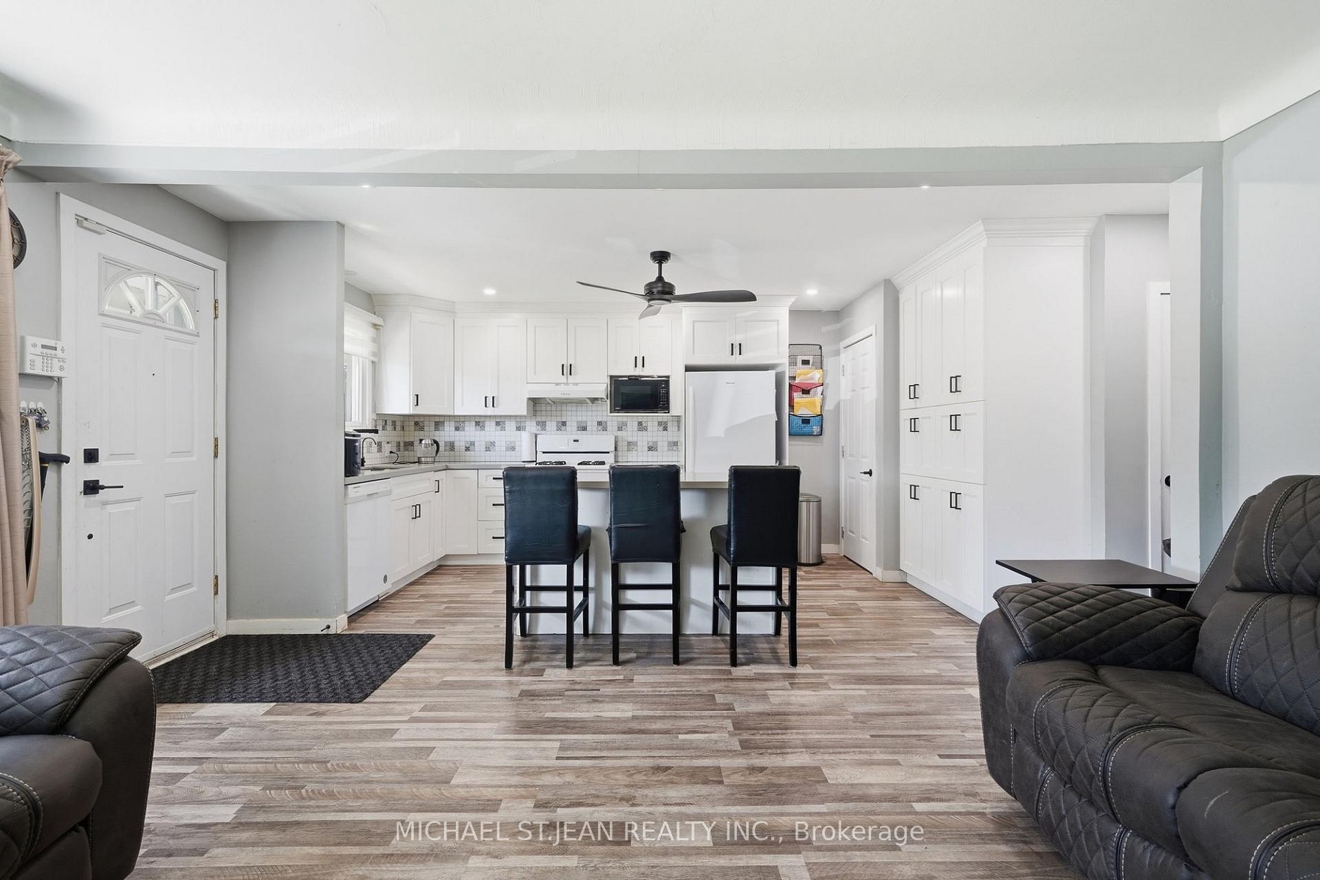 Photo 6 of 287 Santone Avenue, Welland, Broadway — HOMEH