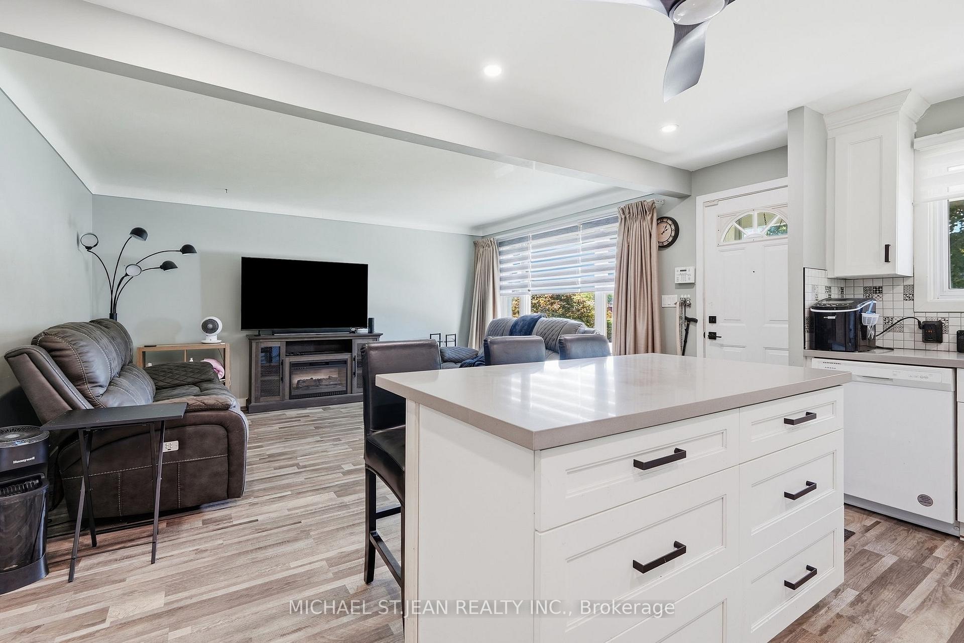 Photo 7 of 287 Santone Avenue, Welland, Broadway — HOMEH