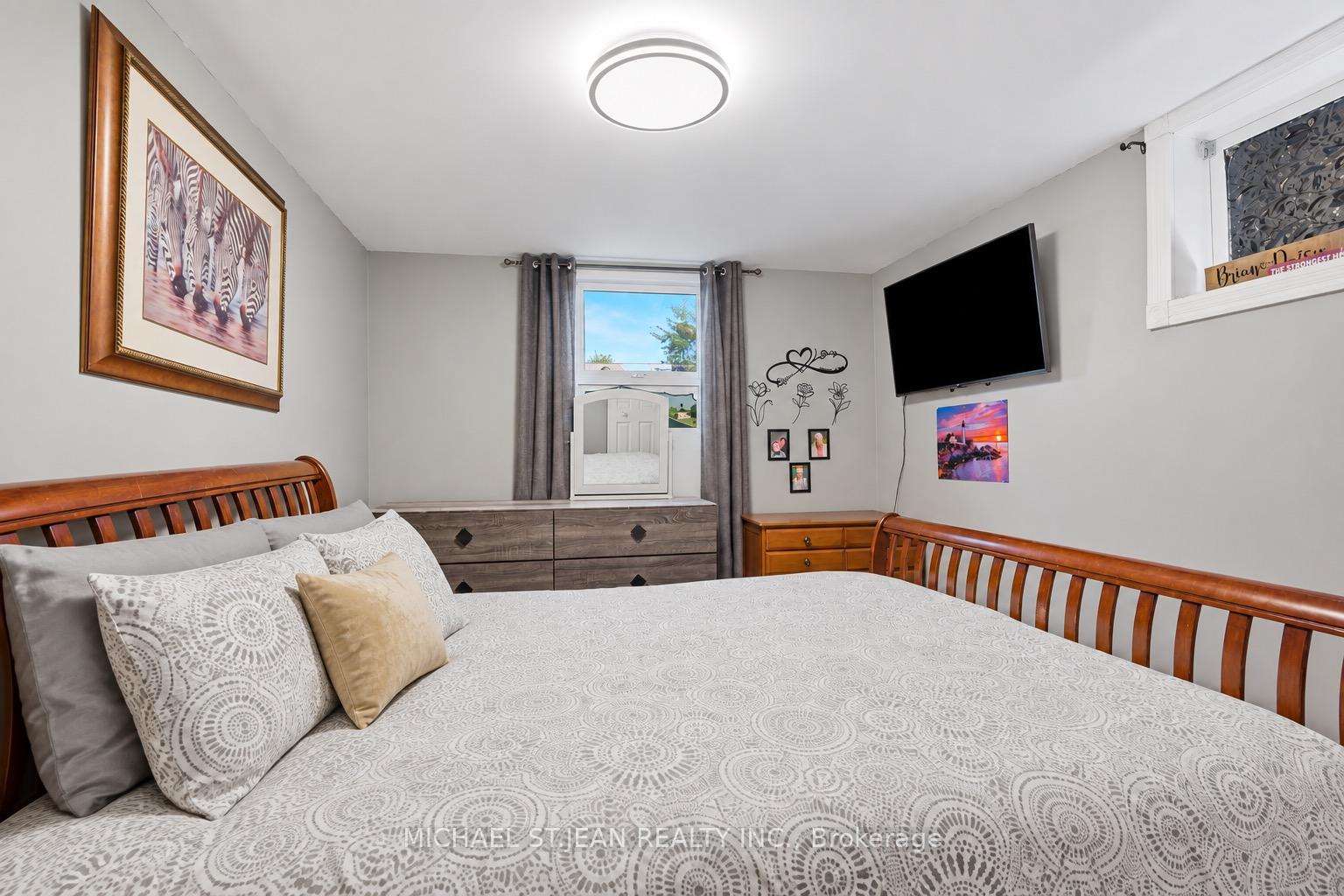 Photo 9 of 287 Santone Avenue, Welland, Broadway — HOMEH