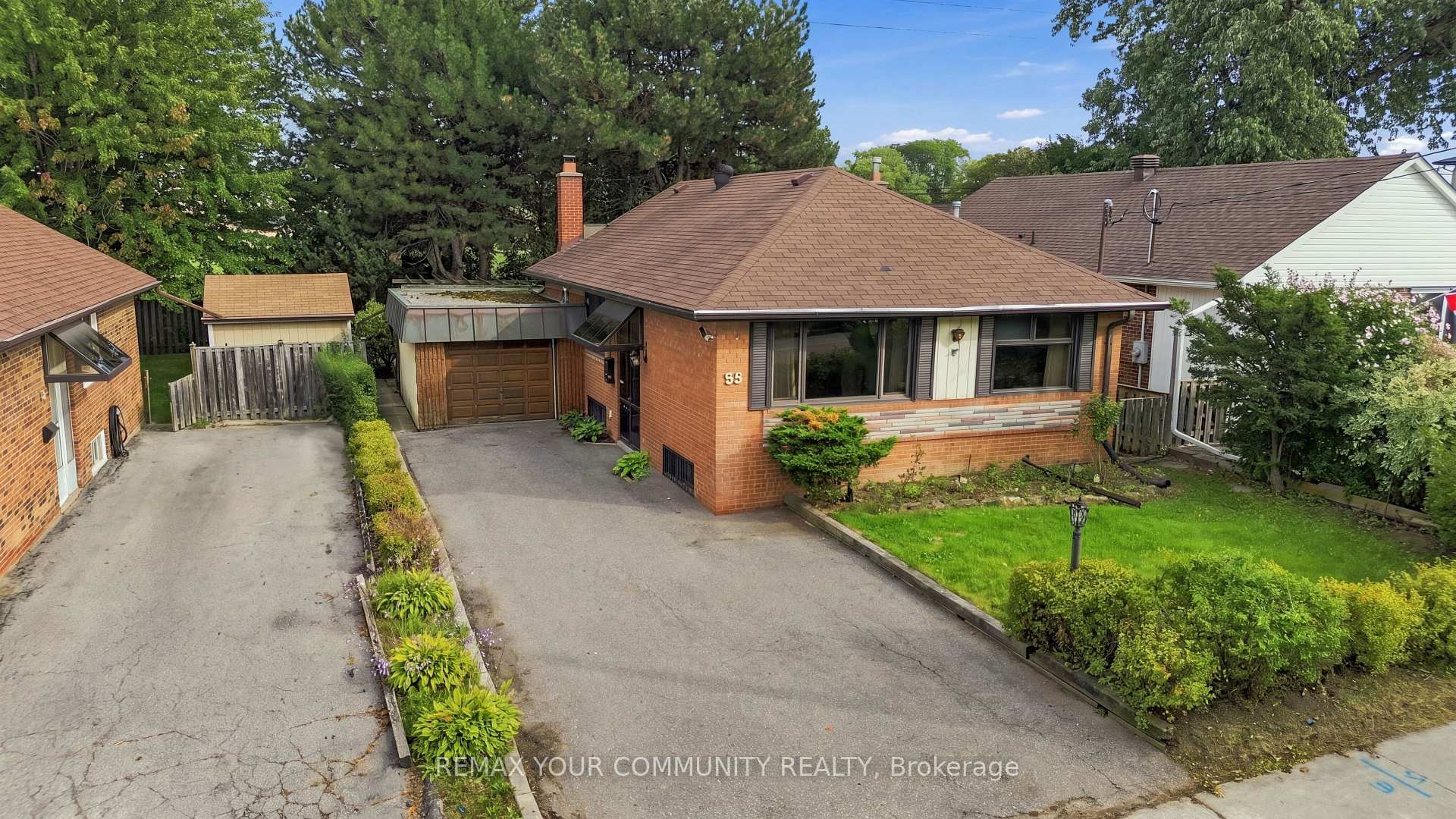 Photo 2 of 59 Redwater Drive, Etobicoke, Rexdale-Kipling — HOMEH