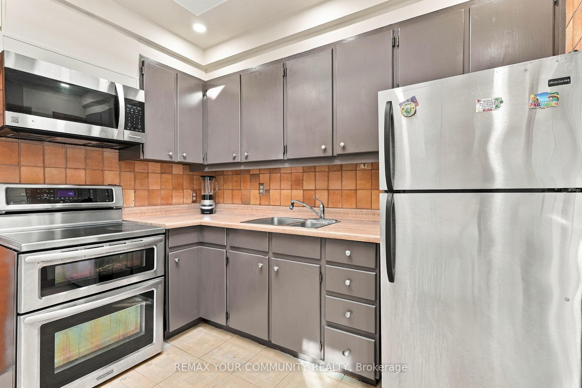 Photo 12 of 59 Redwater Drive, Etobicoke, Rexdale-Kipling — HOMEH