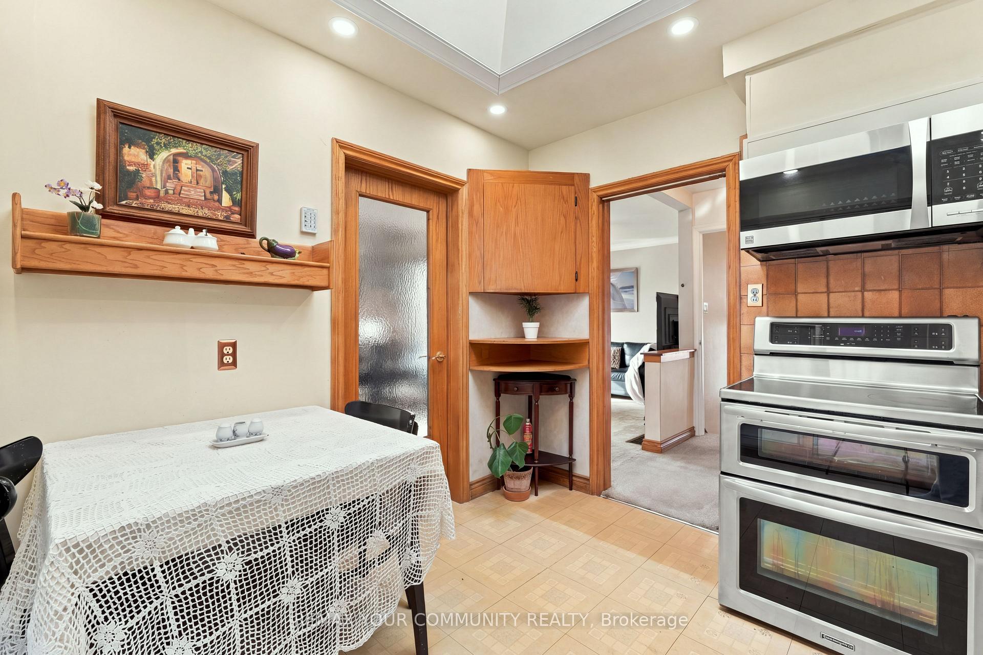 Photo 14 of 59 Redwater Drive, Etobicoke, Rexdale-Kipling — HOMEH