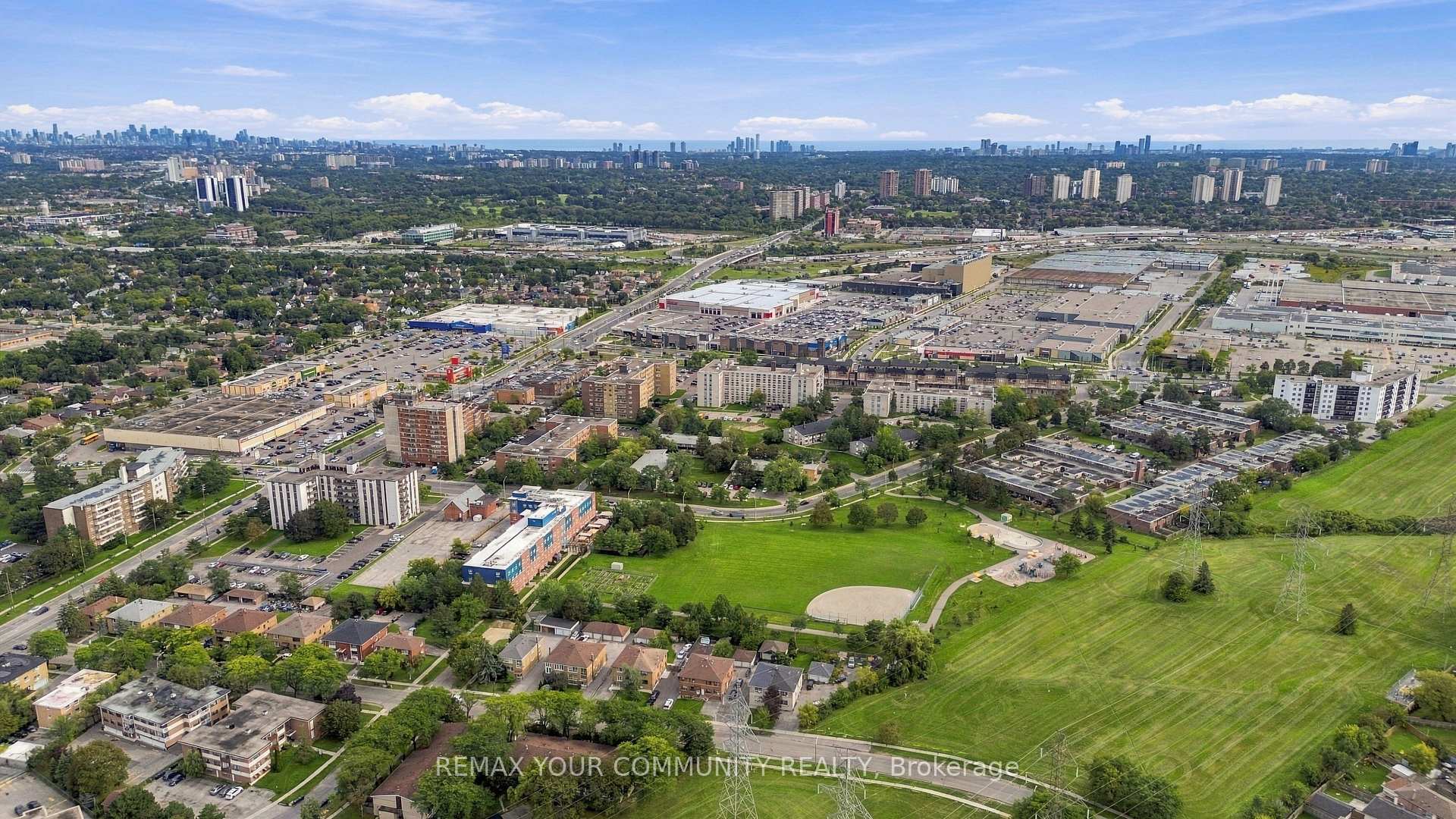 Photo 38 of 59 Redwater Drive, Etobicoke, Rexdale-Kipling — HOMEH