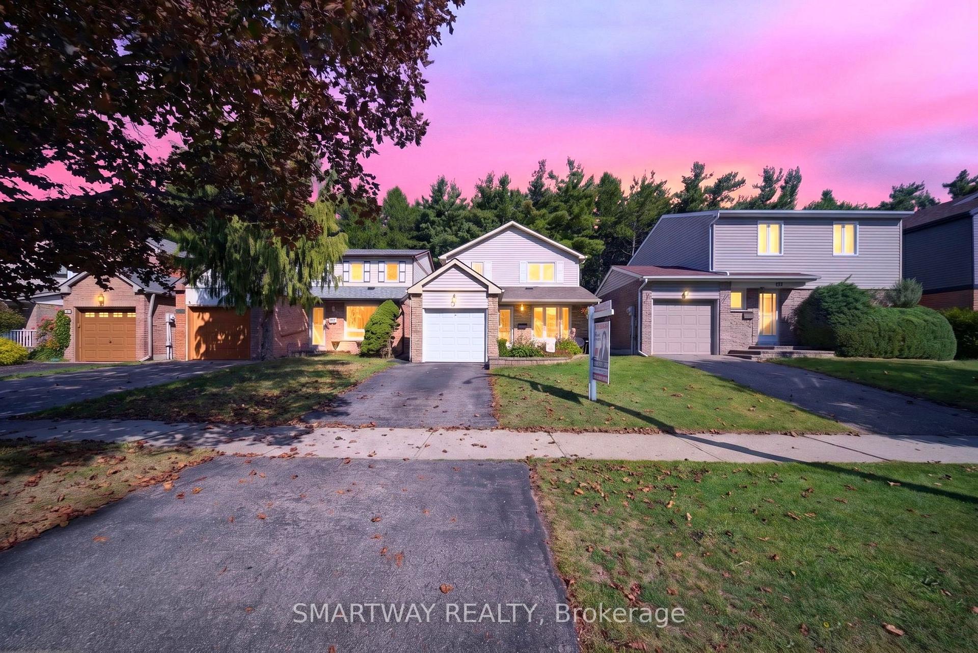 Photo 3 of 102 Rawling Crescent, Brampton, Heart Lake East — HOMEH