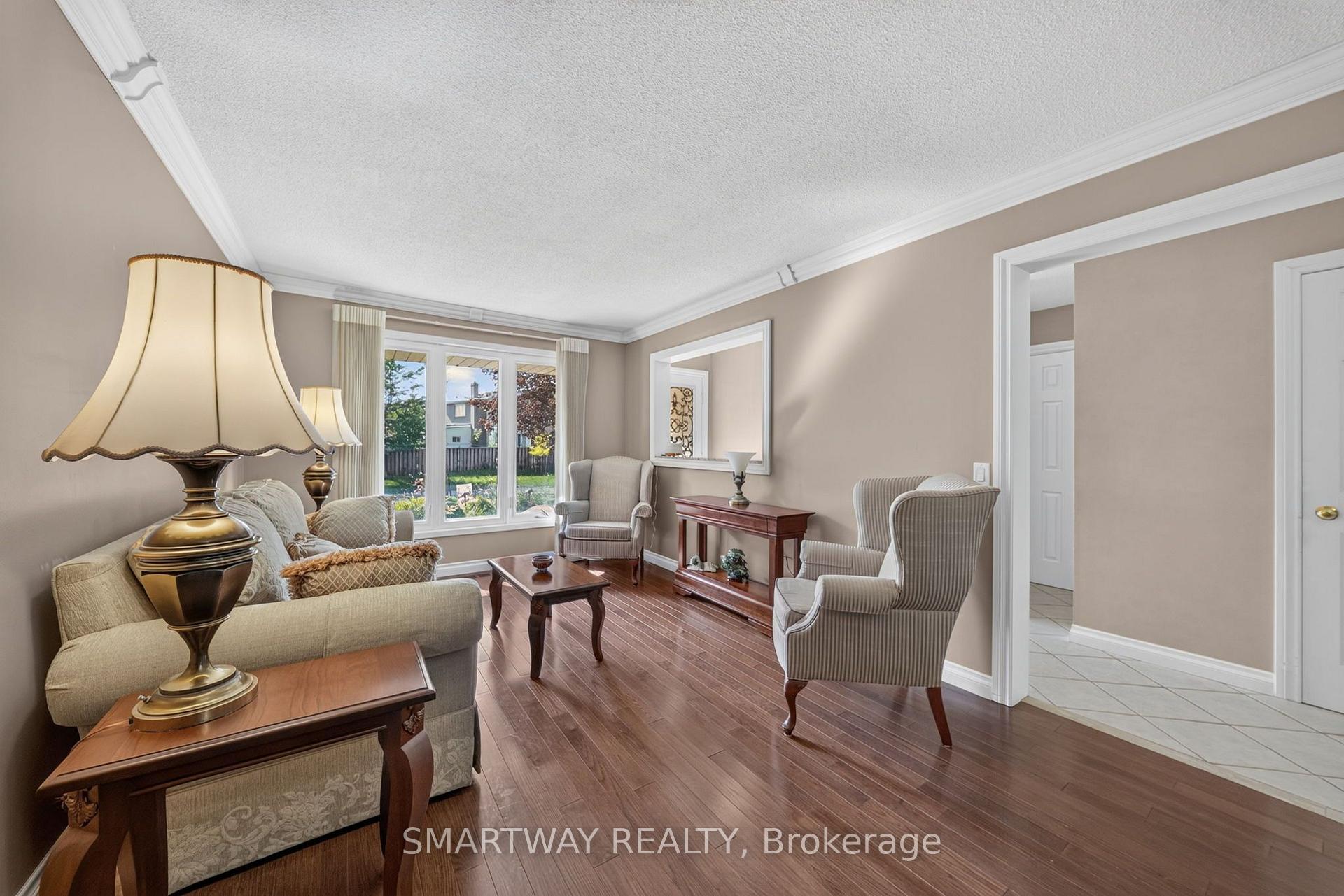 Photo 4 of 102 Rawling Crescent, Brampton, Heart Lake East — HOMEH