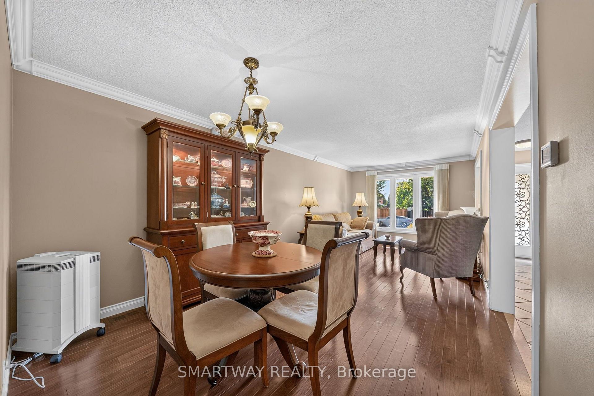 Photo 7 of 102 Rawling Crescent, Brampton, Heart Lake East — HOMEH