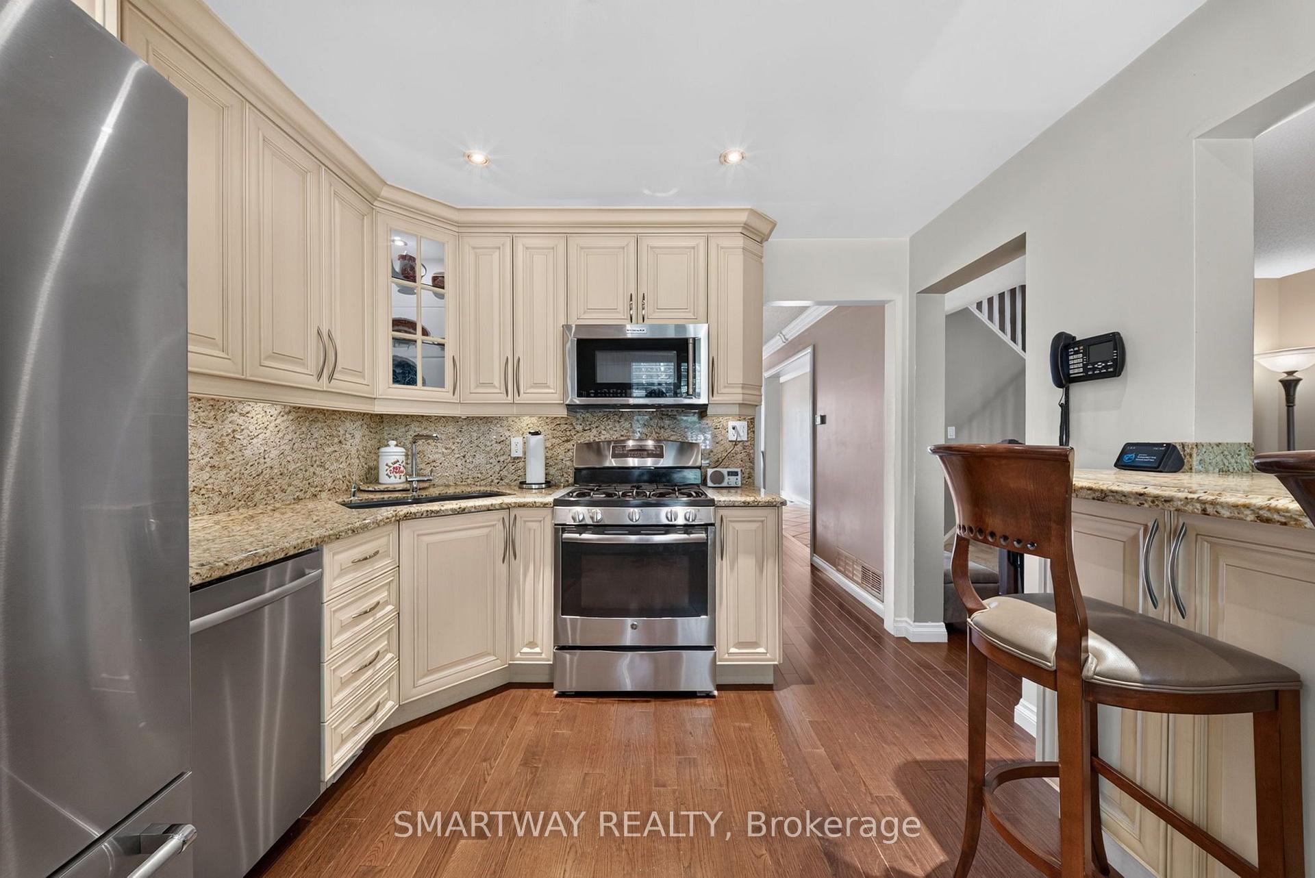 Photo 8 of 102 Rawling Crescent, Brampton, Heart Lake East — HOMEH