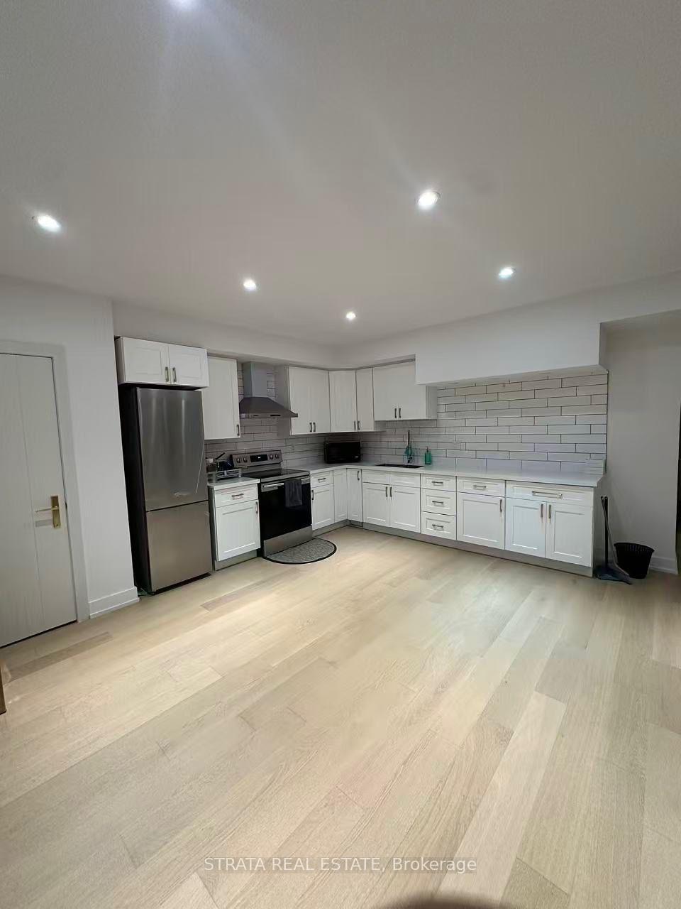 Photo 1 of 21 Irvington Crescent, North York, Willowdale East — HOMEH