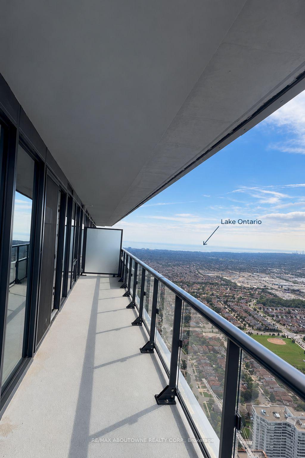 Front of Unit 7402, 448 Burnhamthorpe Road W