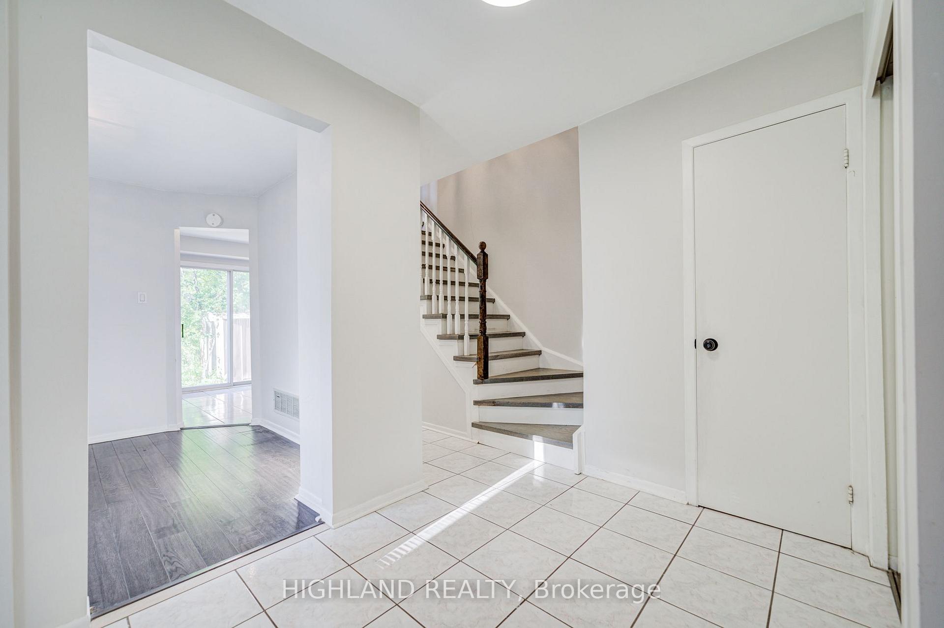 Photo 3 of 2032 Glenada Crescent, Oakville, Wedgewood Creek — HOMEH