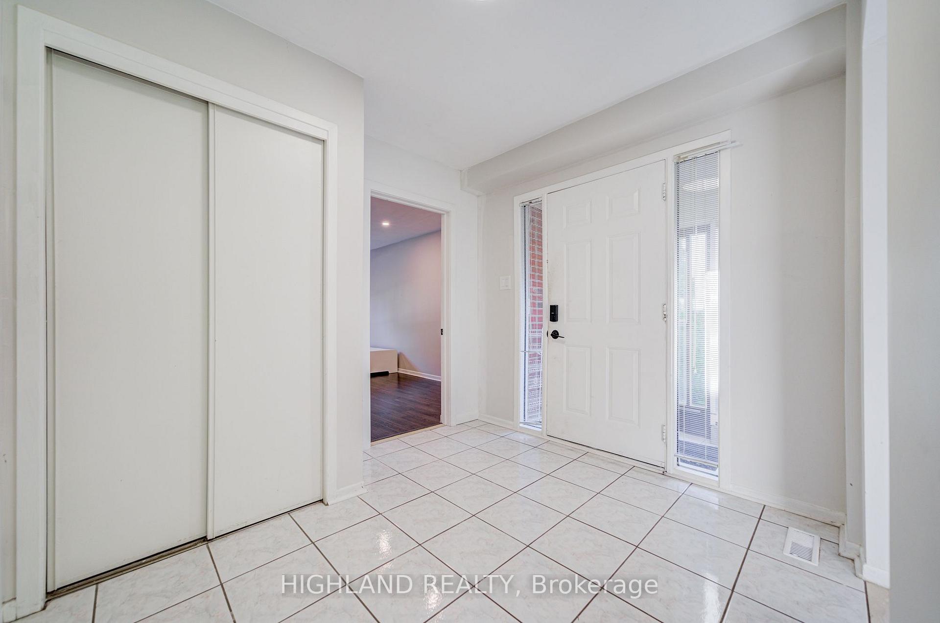 Photo 2 of 2032 Glenada Crescent, Oakville, Wedgewood Creek — HOMEH