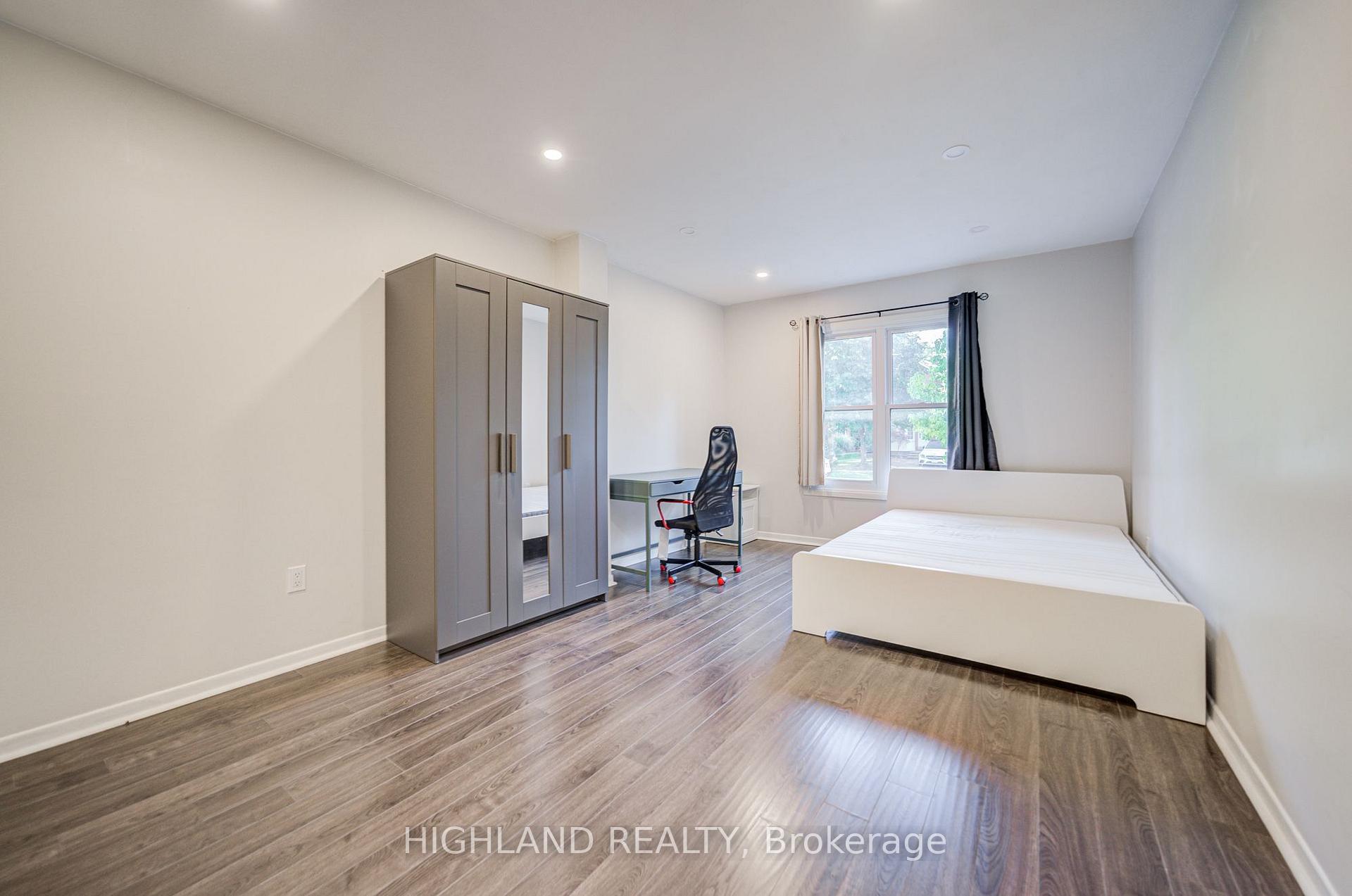 Photo 4 of 2032 Glenada Crescent, Oakville, Wedgewood Creek — HOMEH