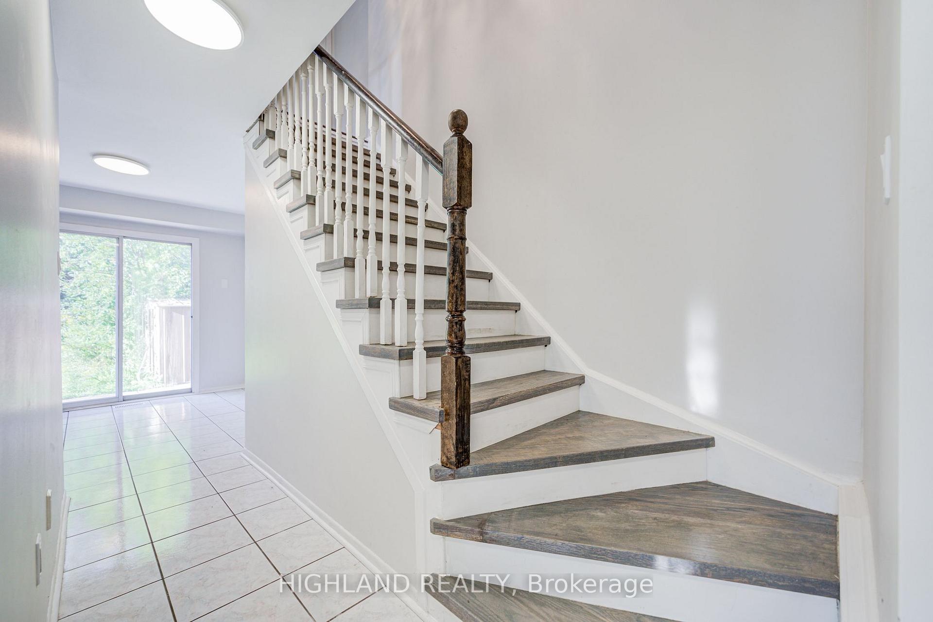 Photo 8 of 2032 Glenada Crescent, Oakville, Wedgewood Creek — HOMEH