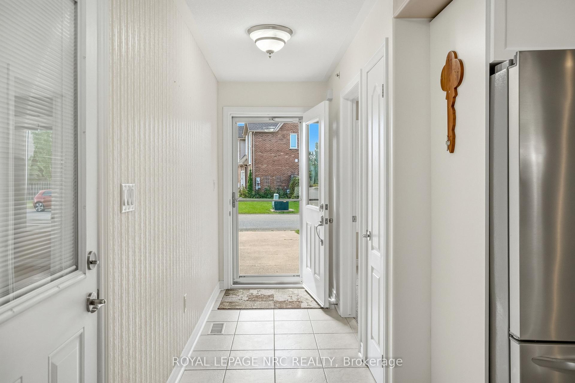 Photo 6 of 8 Bluegrass Crescent, St. Catharines, Oakdale — HOMEH