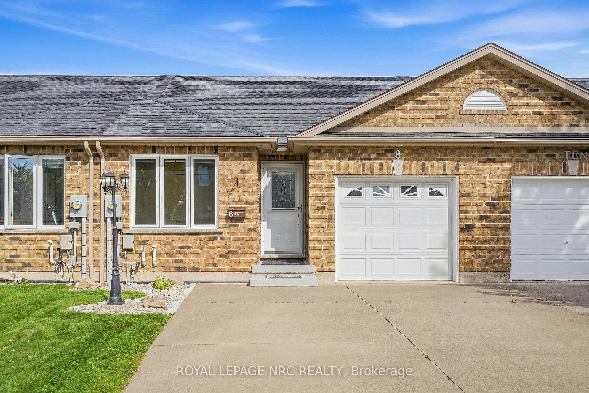 Photo 3 of 8 Bluegrass Crescent, St. Catharines, Oakdale — HOMEH