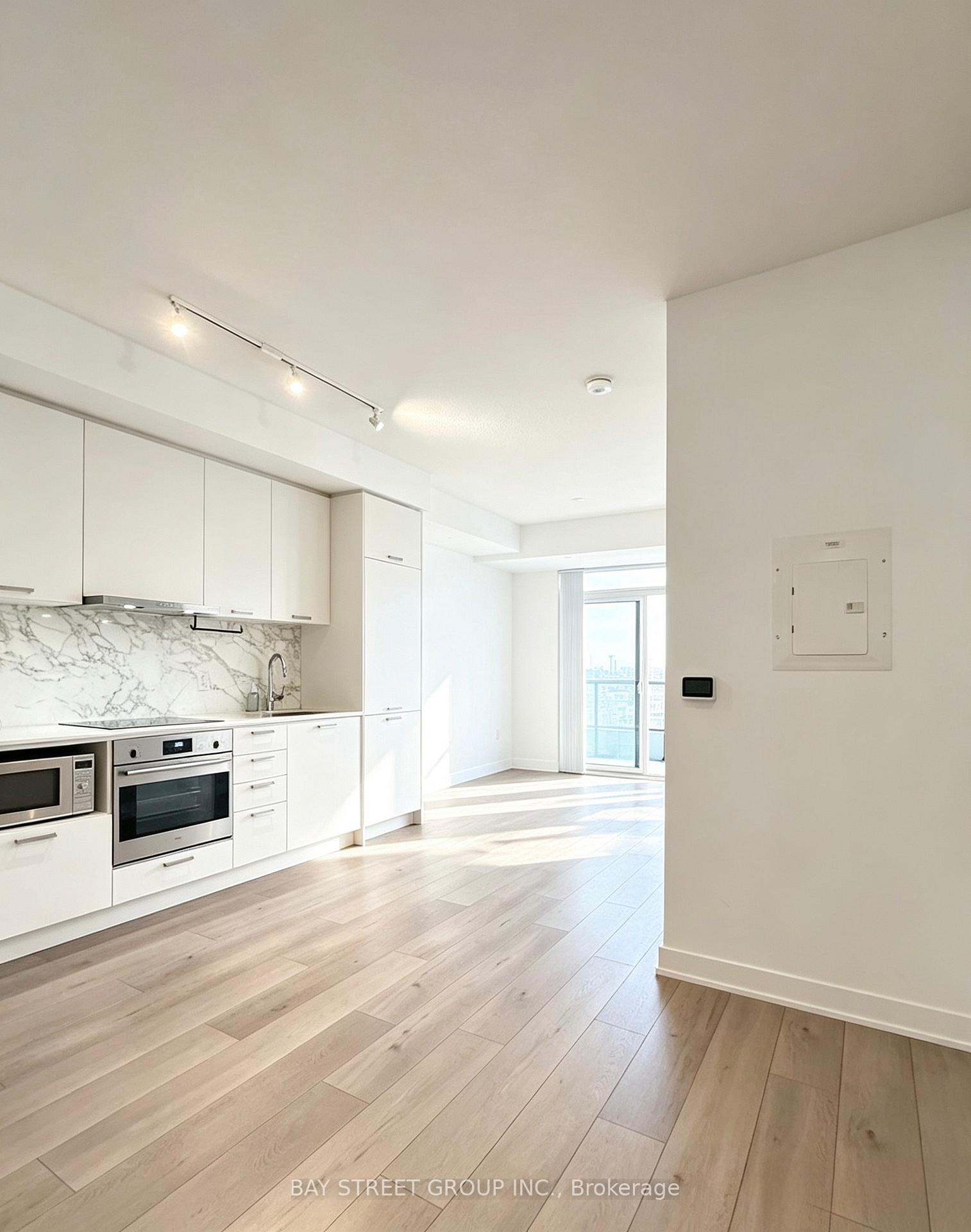 Photo 3 of Unit 710, 10 Honeycrisp Crescent, Vaughan, Vaughan Corporate Centre — HOMEH