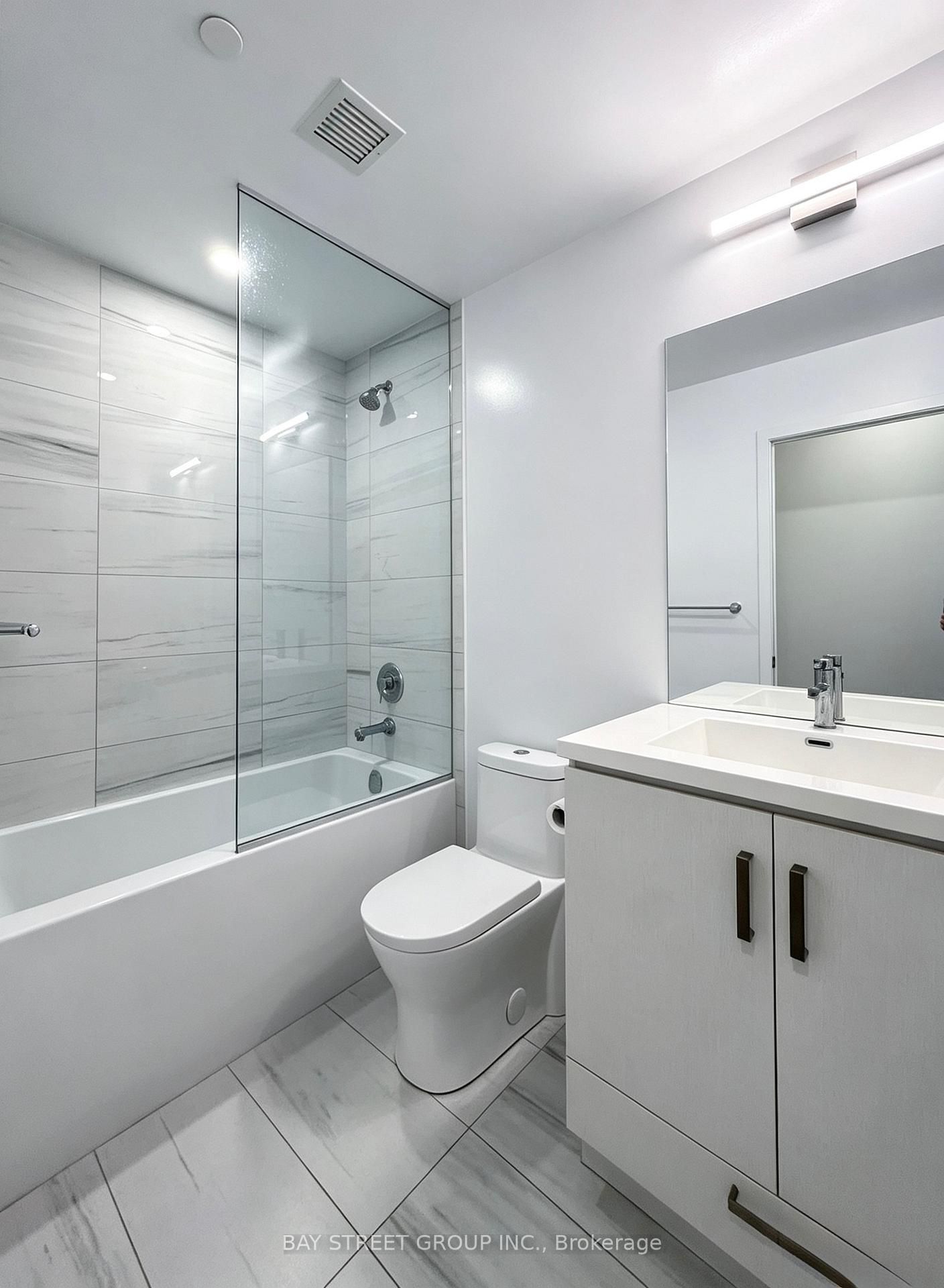 Photo 4 of Unit 710, 10 Honeycrisp Crescent, Vaughan, Vaughan Corporate Centre — HOMEH