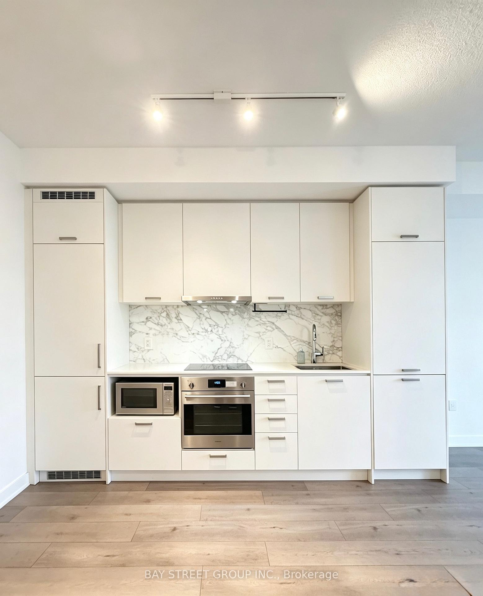 Photo 2 of Unit 710, 10 Honeycrisp Crescent, Vaughan, Vaughan Corporate Centre — HOMEH
