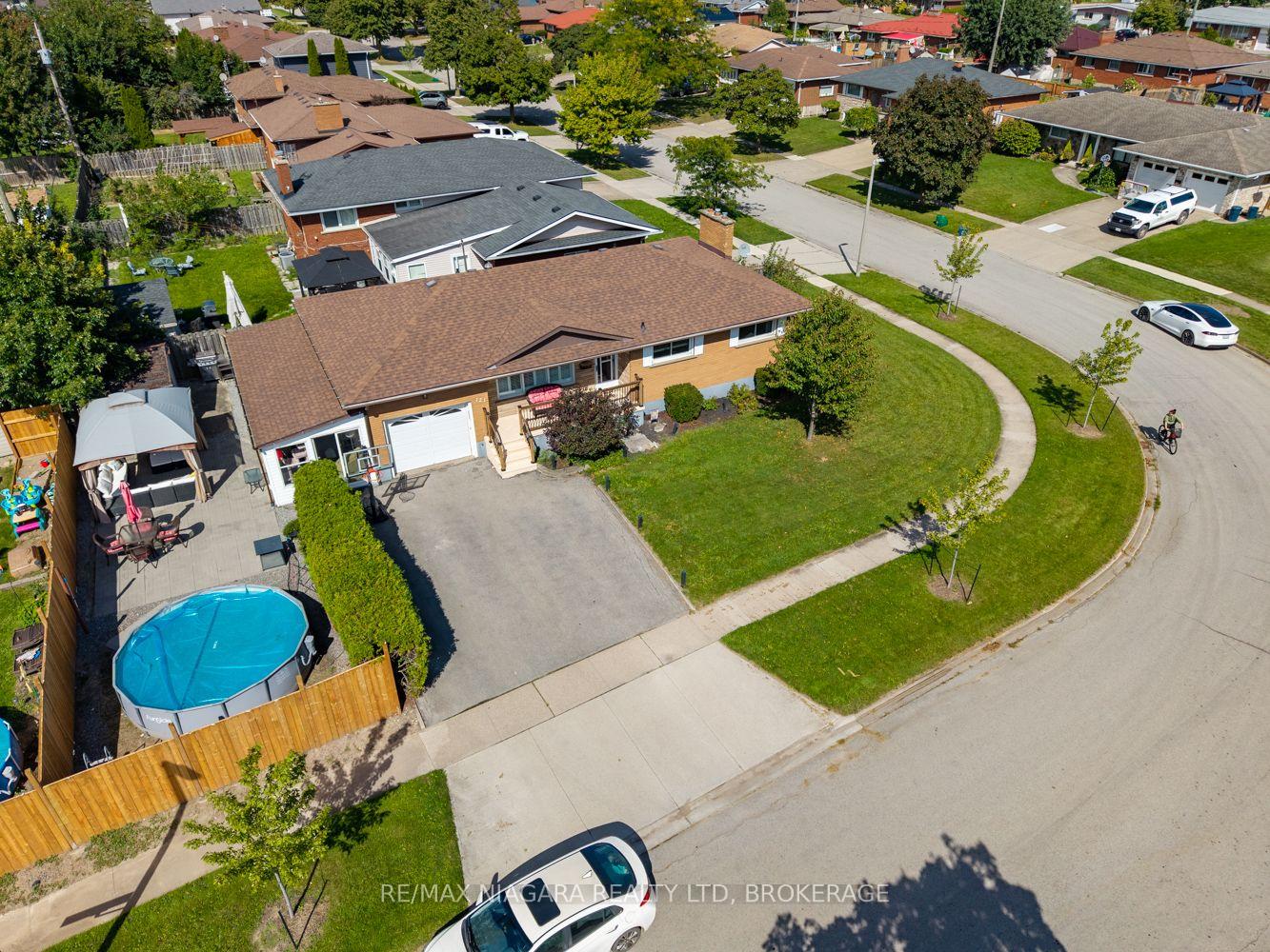 Photo 2 of 121 Garon Avenue, Welland, Lincoln/Crowland — HOMEH