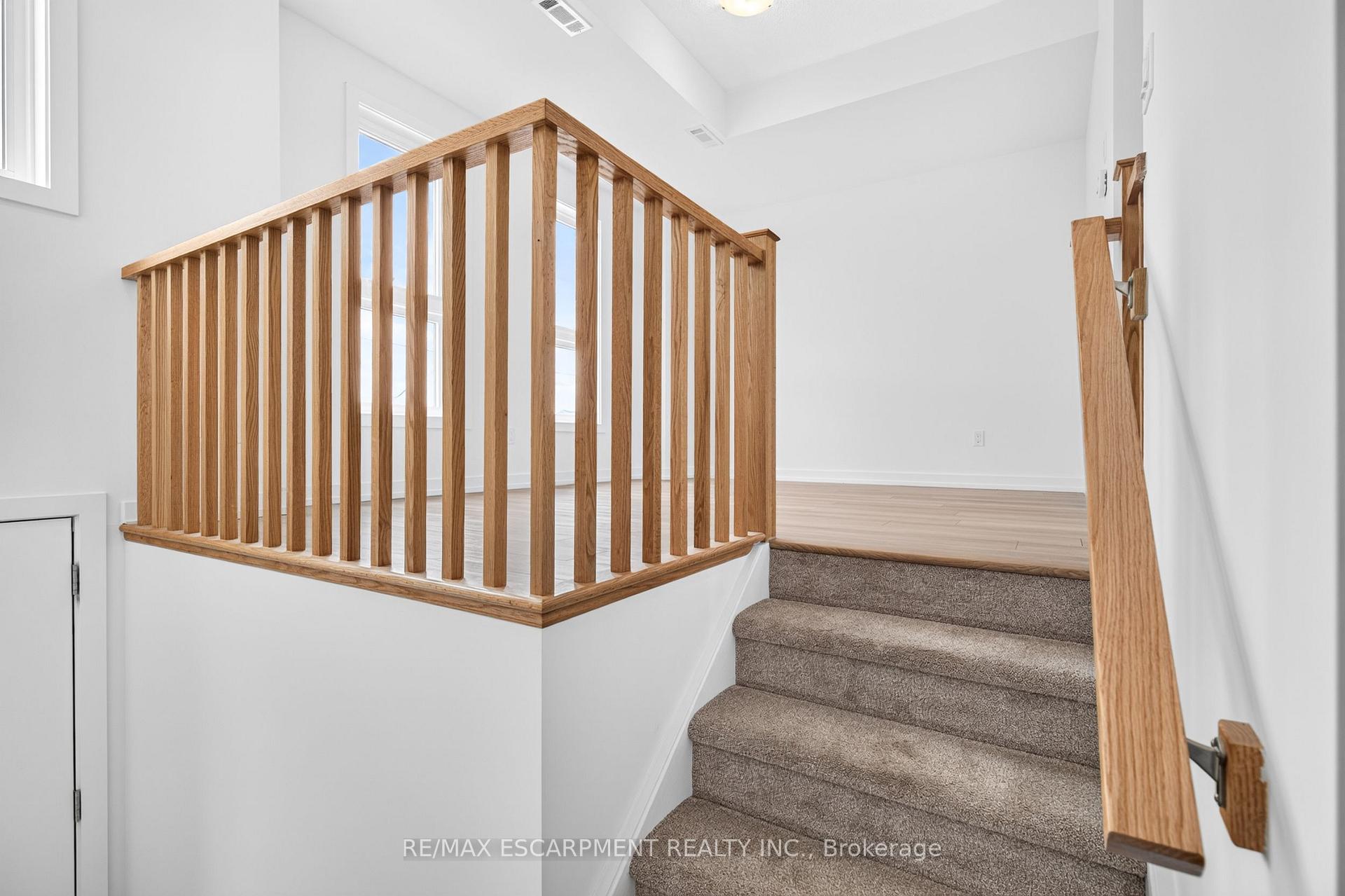 Photo 4 of 55 Great Falls Boulevard, Hamilton, Waterdown — HOMEH