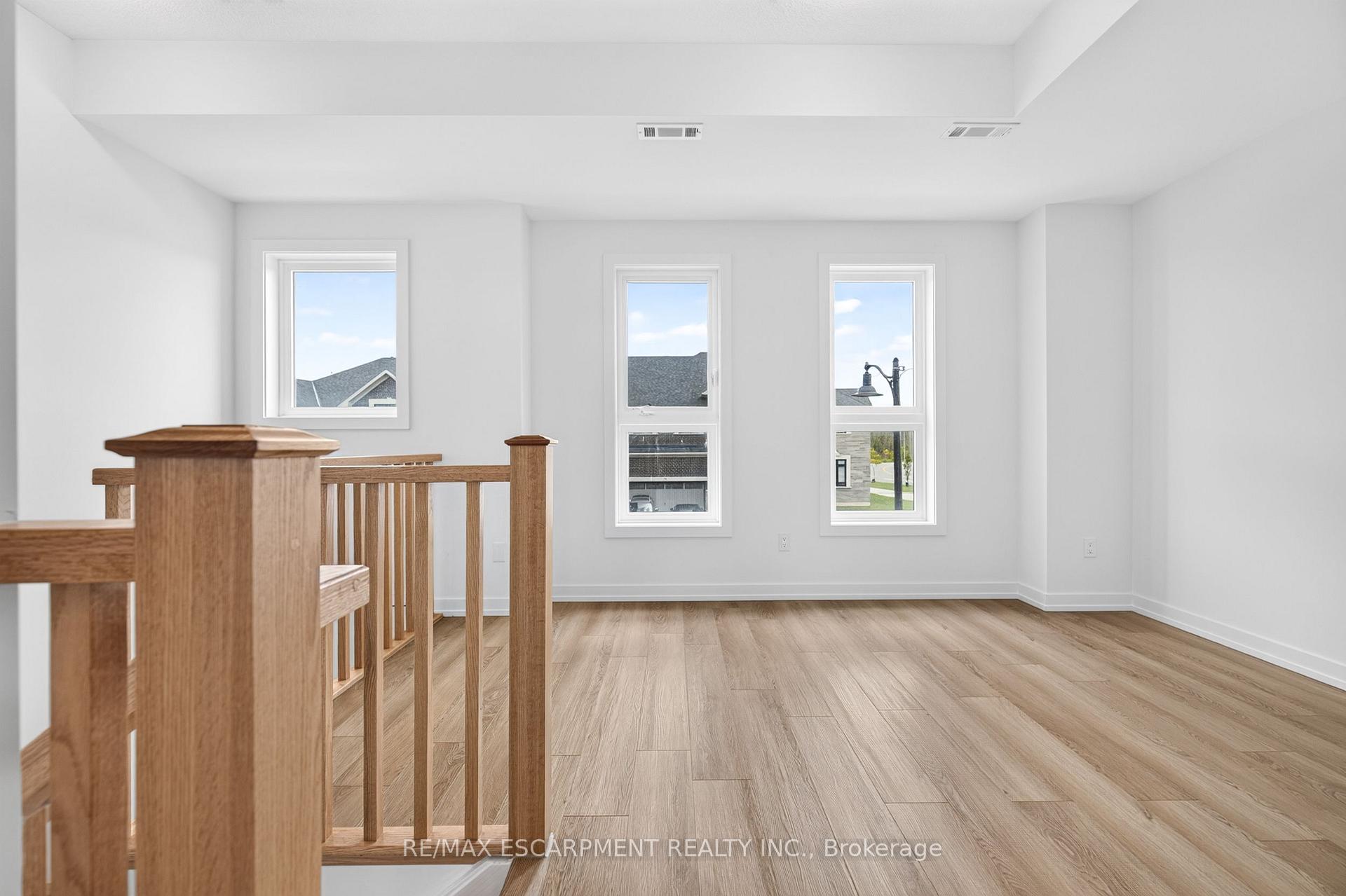 Photo 8 of 55 Great Falls Boulevard, Hamilton, Waterdown — HOMEH