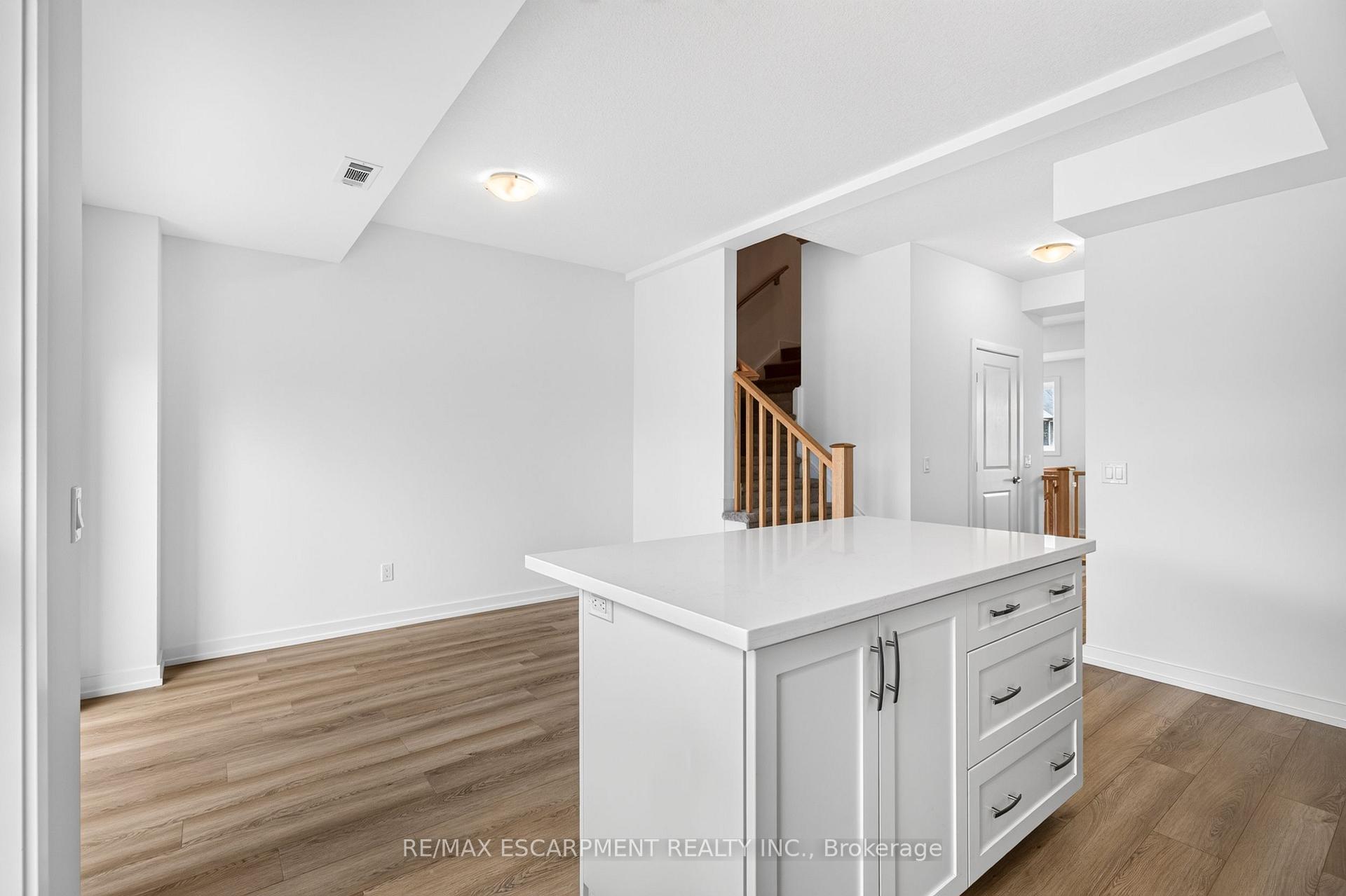 Photo 17 of 55 Great Falls Boulevard, Hamilton, Waterdown — HOMEH