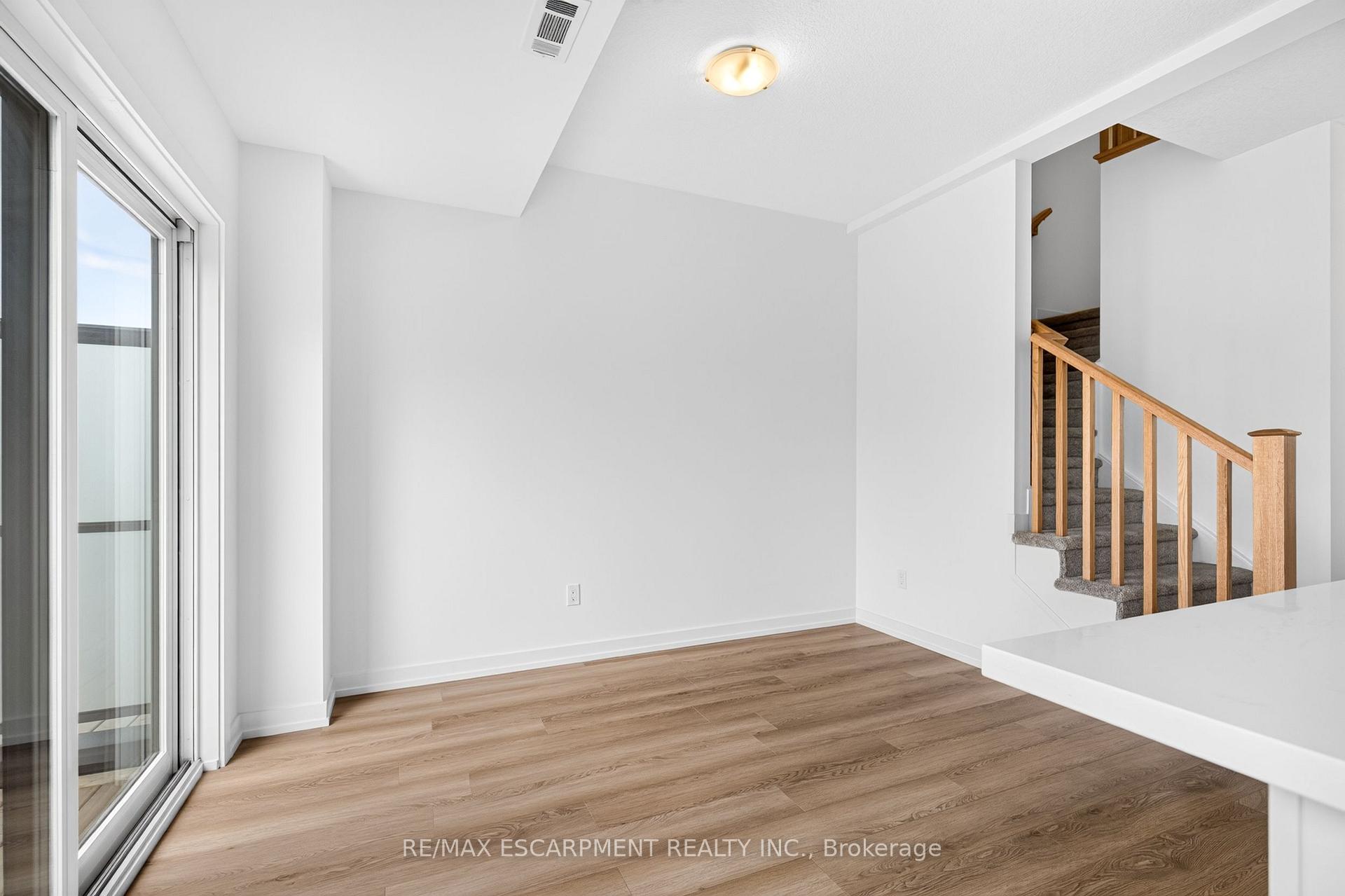 Photo 18 of 55 Great Falls Boulevard, Hamilton, Waterdown — HOMEH