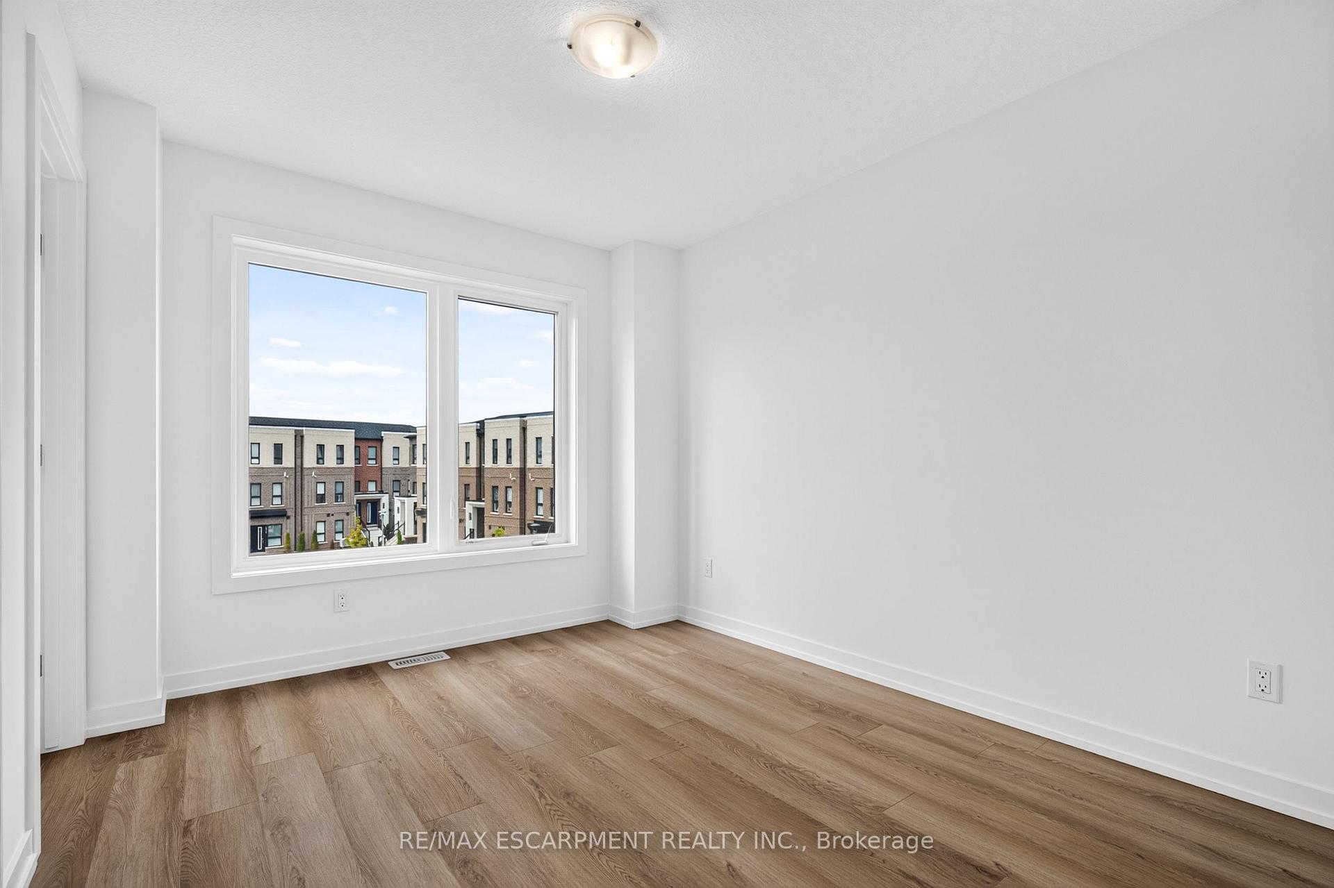 Photo 32 of 55 Great Falls Boulevard, Hamilton, Waterdown — HOMEH