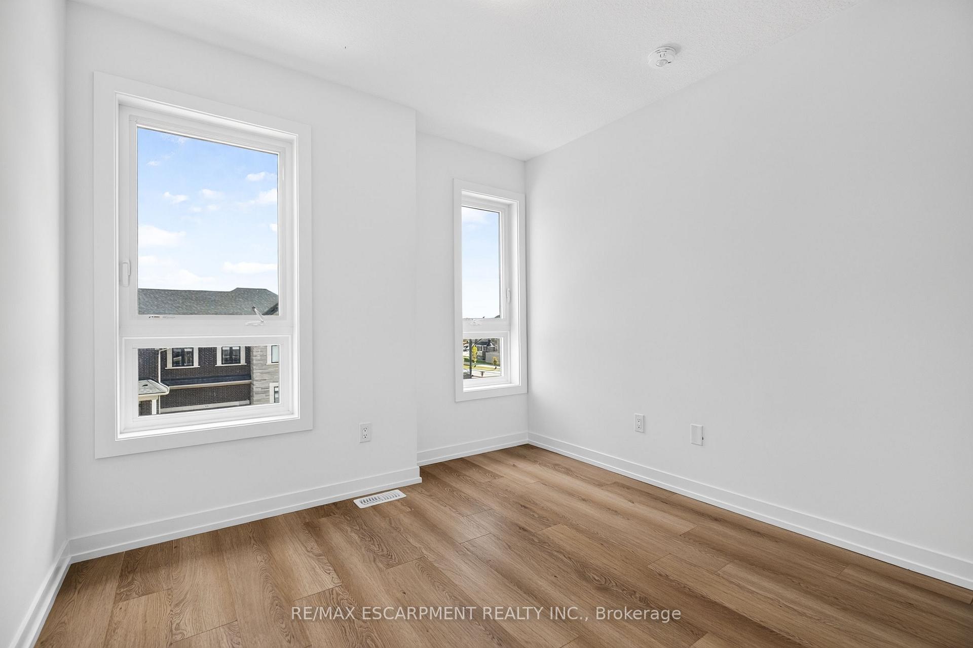 Photo 36 of 55 Great Falls Boulevard, Hamilton, Waterdown — HOMEH