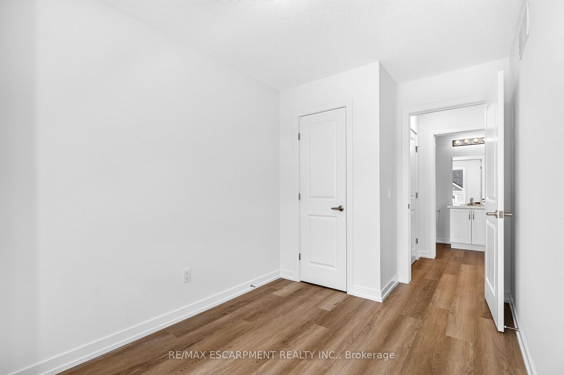 Photo 38 of 55 Great Falls Boulevard, Hamilton, Waterdown — HOMEH