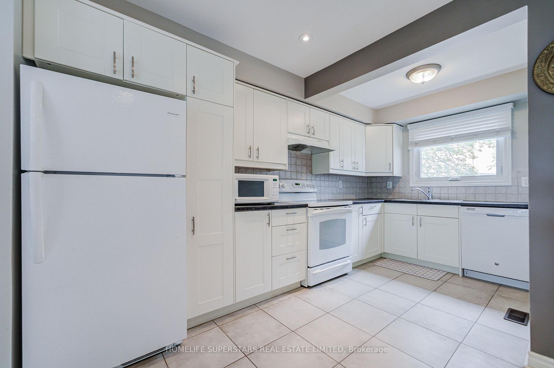 Photo 16 of 50 Hoskins Square, Brampton, Queen Street Corridor — HOMEH