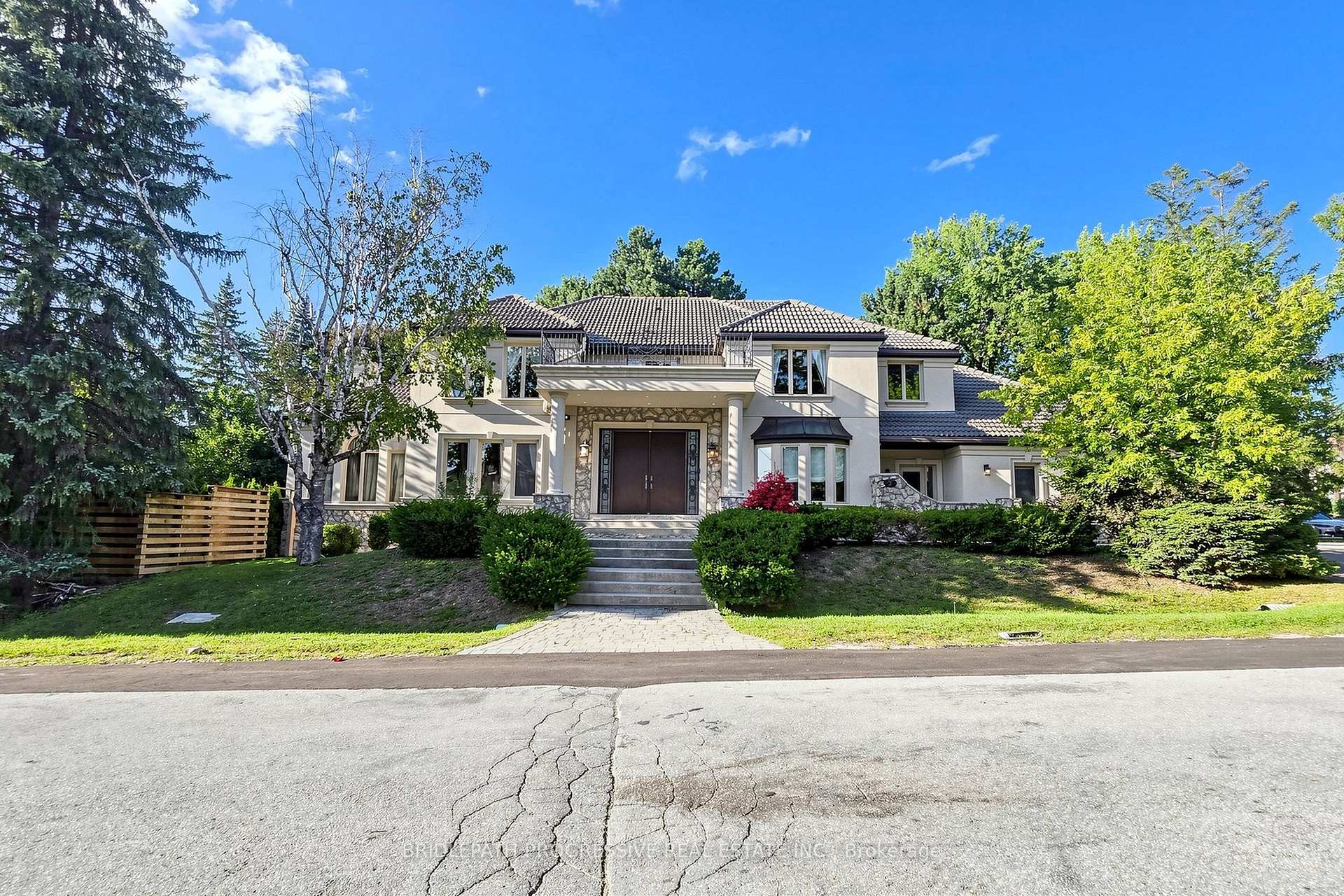 Photo 2 of 2 Thornlea Court, Markham, Thornhill — HOMEH