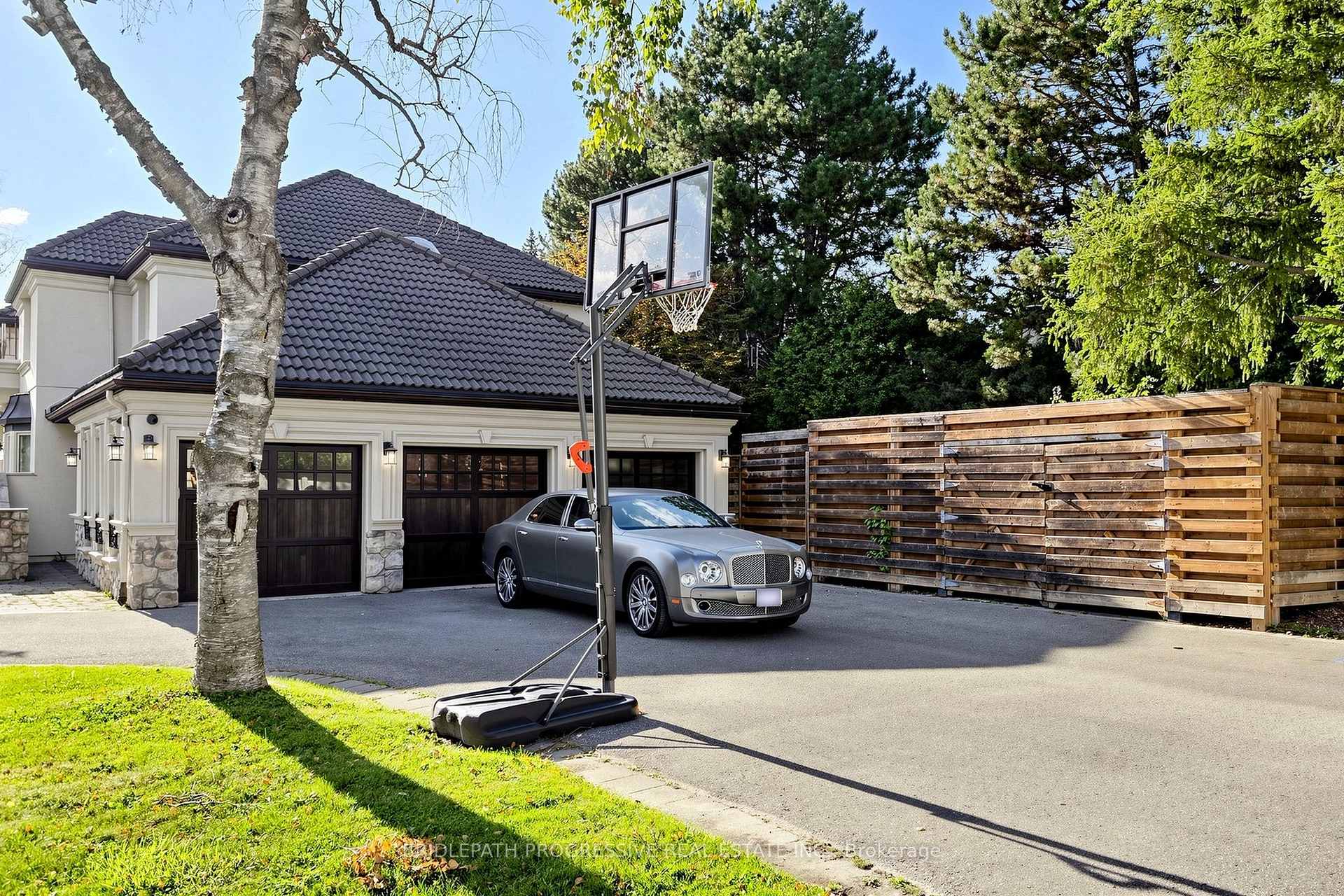 Photo 3 of 2 Thornlea Court, Markham, Thornhill — HOMEH