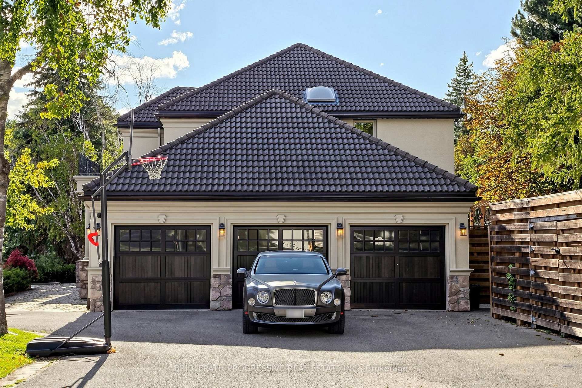 Photo 4 of 2 Thornlea Court, Markham, Thornhill — HOMEH