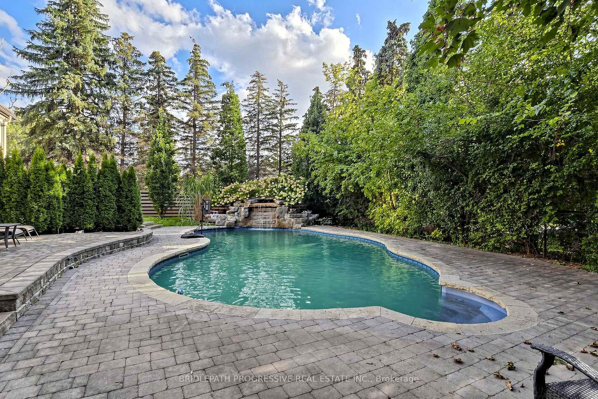 Photo 5 of 2 Thornlea Court, Markham, Thornhill — HOMEH