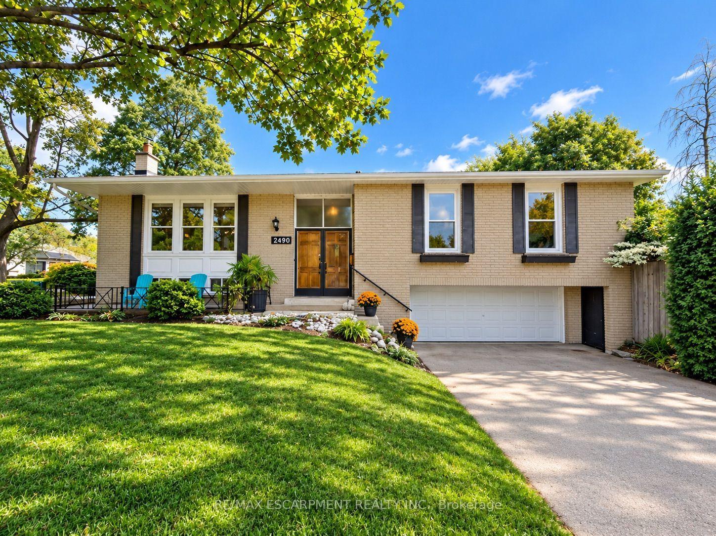 Front of 2490 Yarmouth Crescent