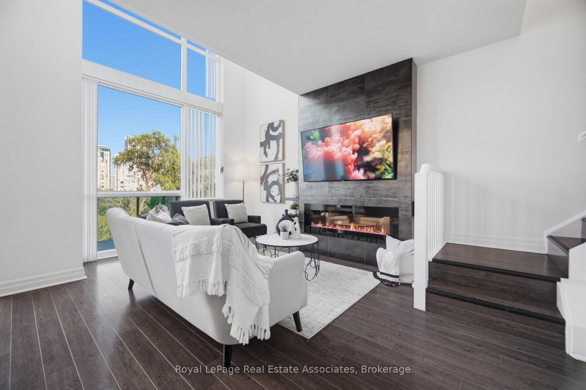 Photo of Unit 305, 220 Burnhamthorpe Road W
