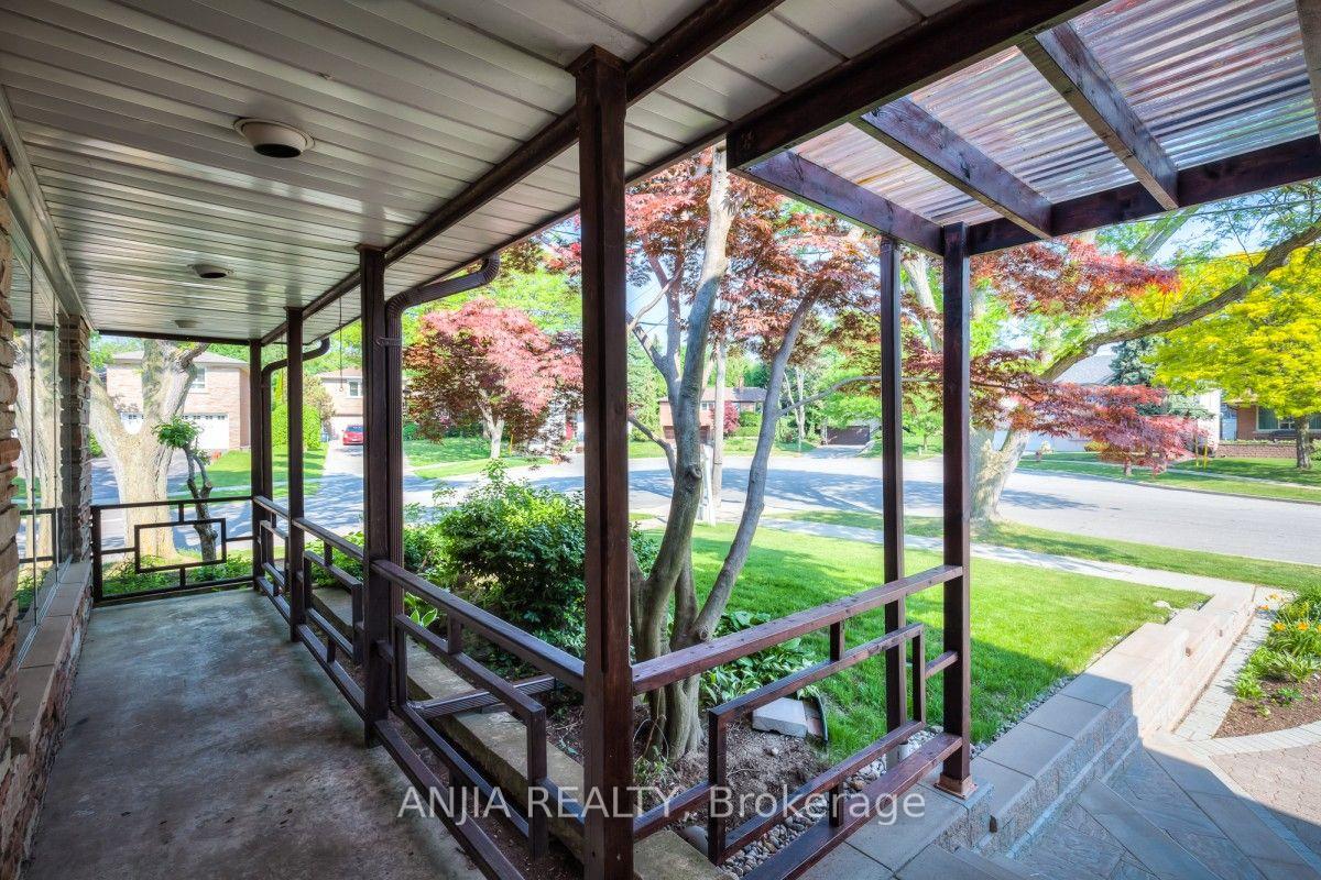 Photo 5 of 17 Ealing Drive, North York, St. Andrew-Windfields — HOMEH