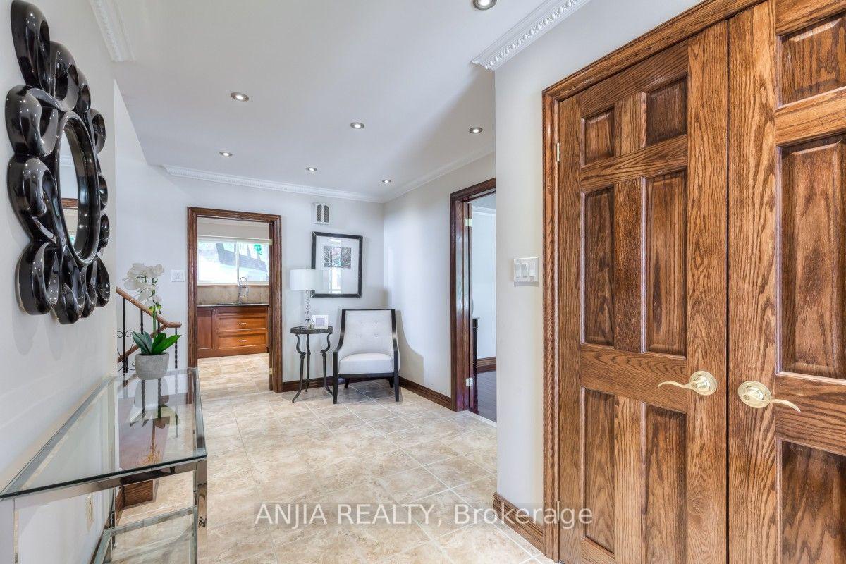 Photo 7 of 17 Ealing Drive, North York, St. Andrew-Windfields — HOMEH