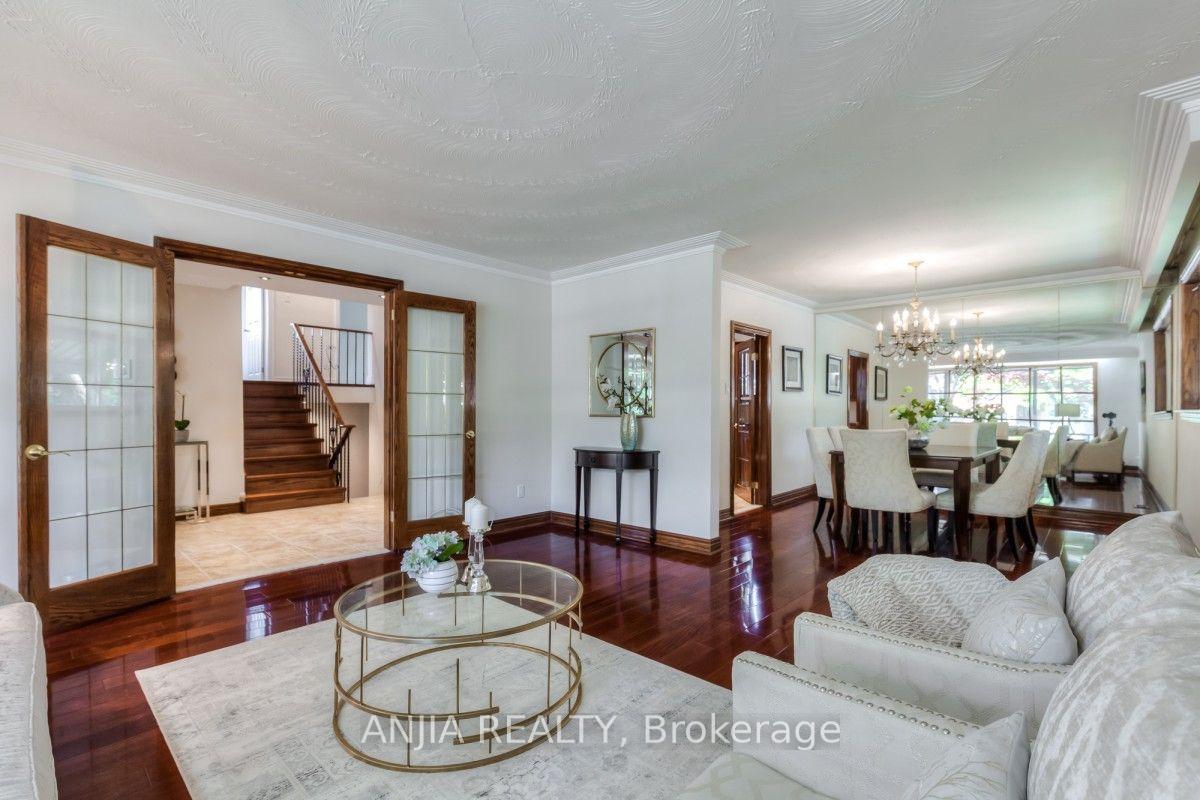 Photo 10 of 17 Ealing Drive, North York, St. Andrew-Windfields — HOMEH