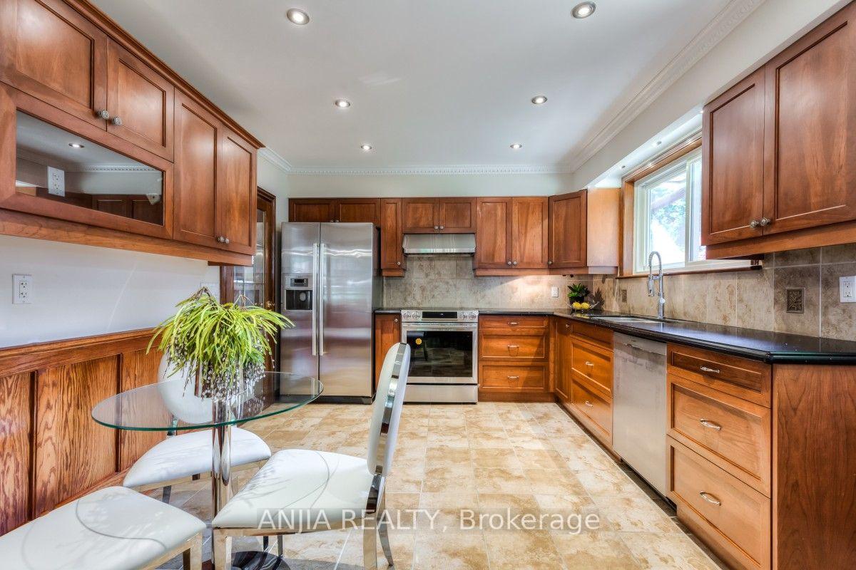 Photo 13 of 17 Ealing Drive, North York, St. Andrew-Windfields — HOMEH