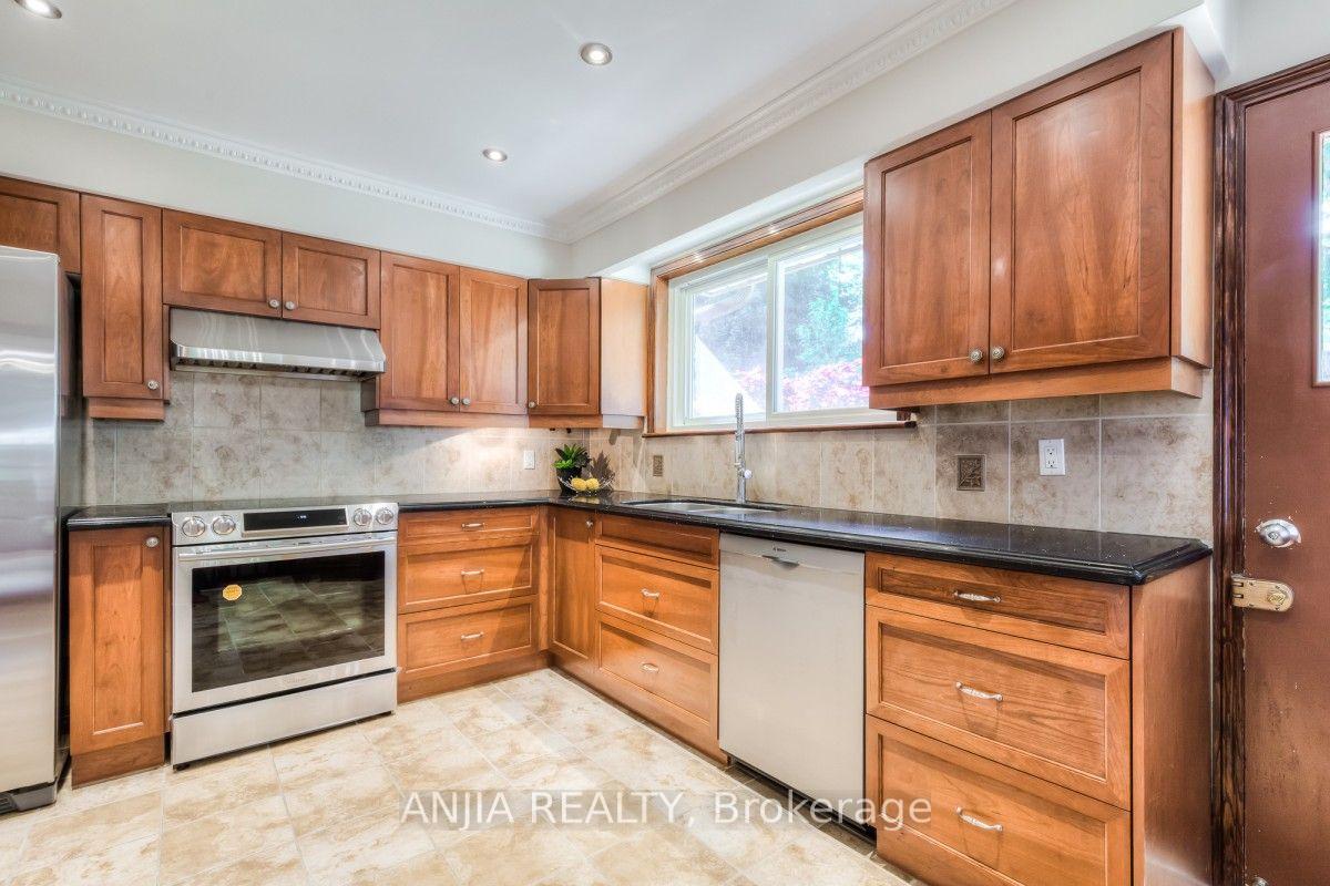 Photo 14 of 17 Ealing Drive, North York, St. Andrew-Windfields — HOMEH