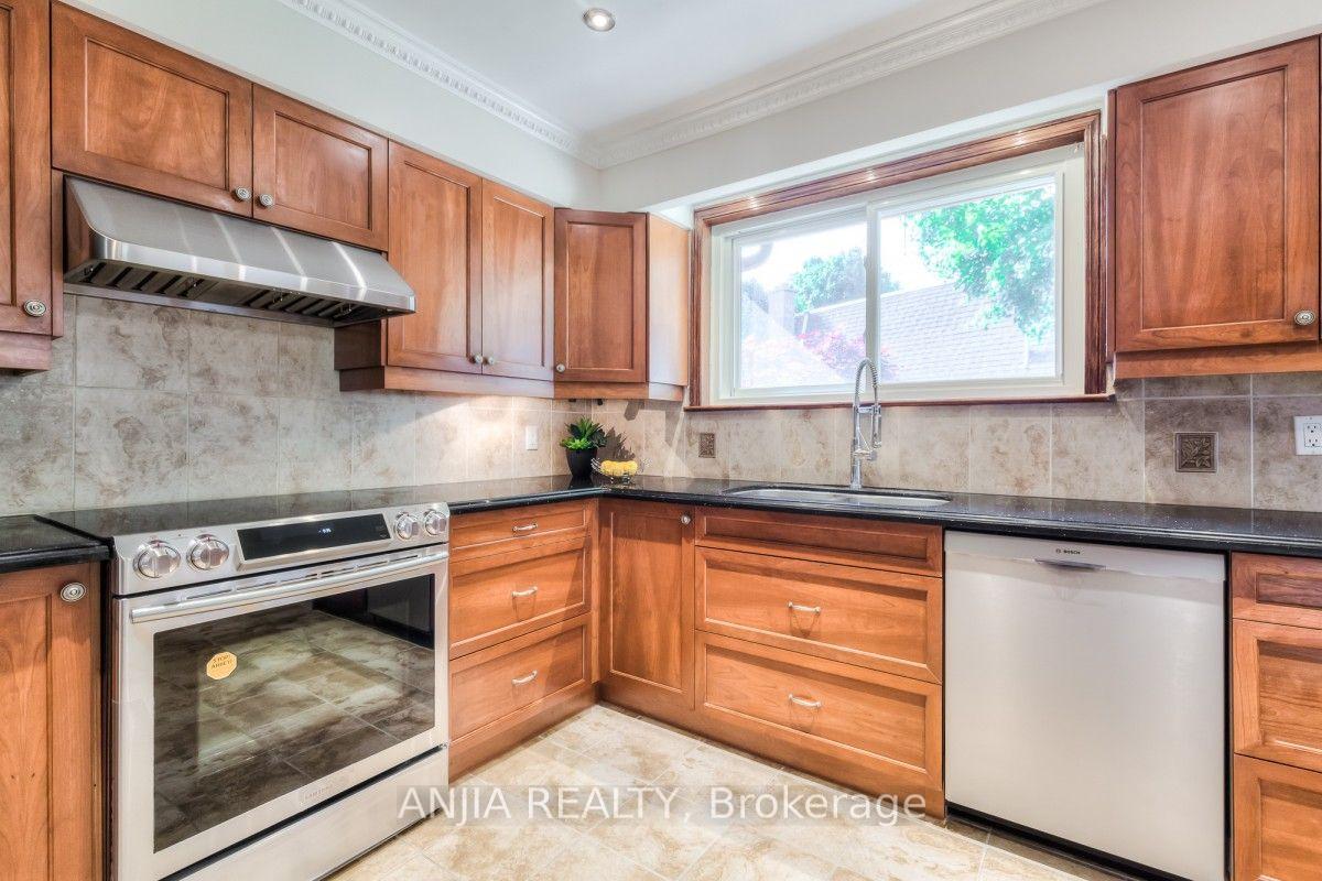 Photo 15 of 17 Ealing Drive, North York, St. Andrew-Windfields — HOMEH