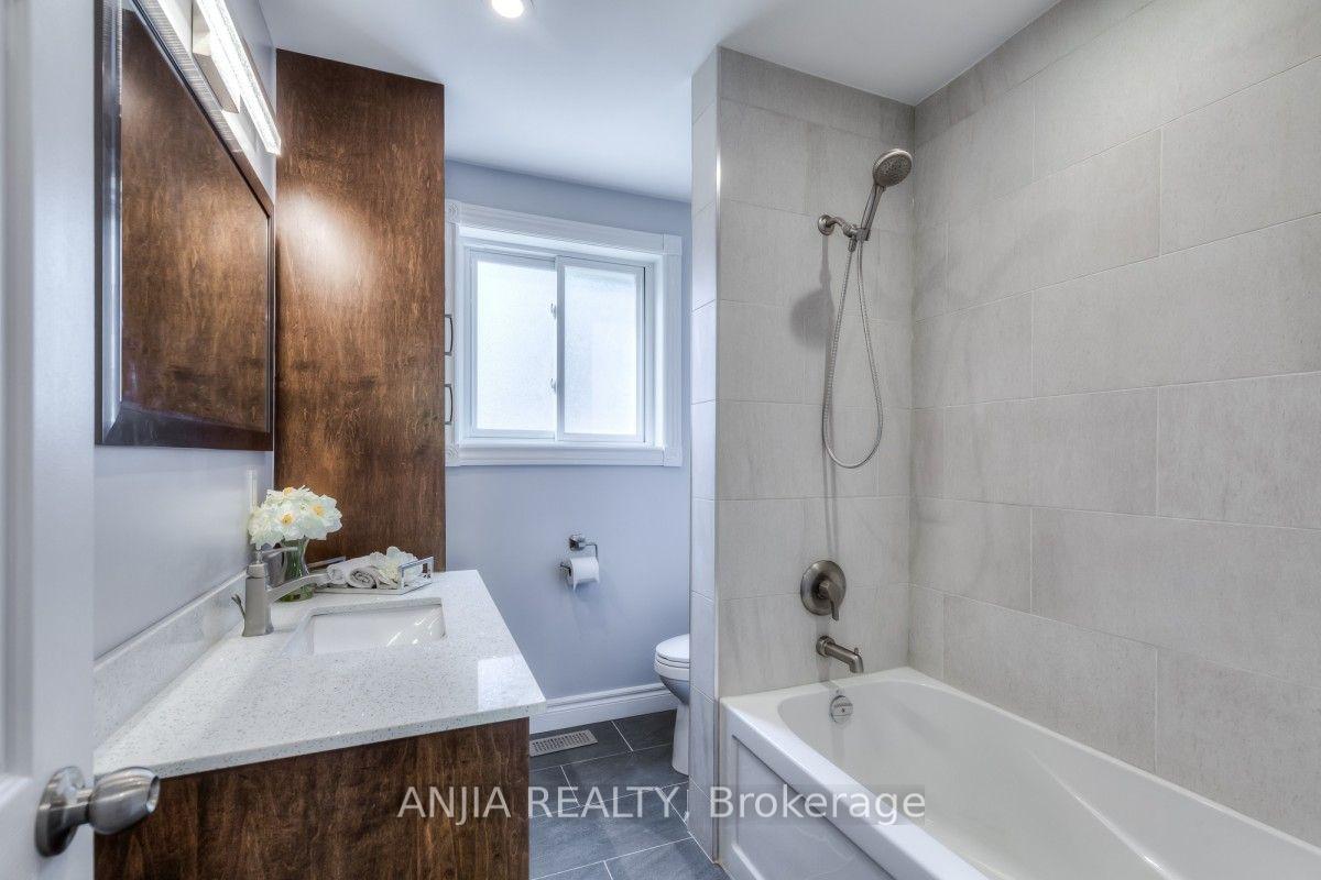 Photo 23 of 17 Ealing Drive, North York, St. Andrew-Windfields — HOMEH