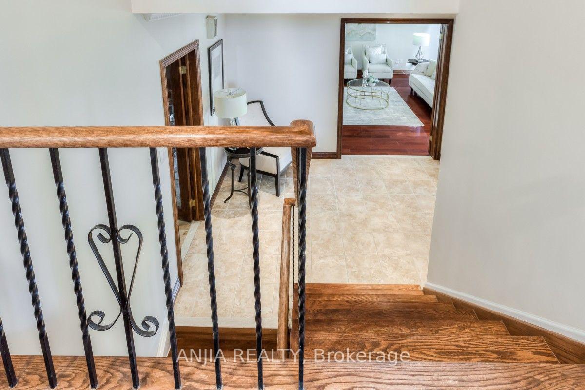 Photo 25 of 17 Ealing Drive, North York, St. Andrew-Windfields — HOMEH