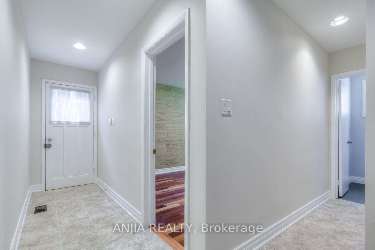 Photo 32 of 17 Ealing Drive, North York, St. Andrew-Windfields — HOMEH