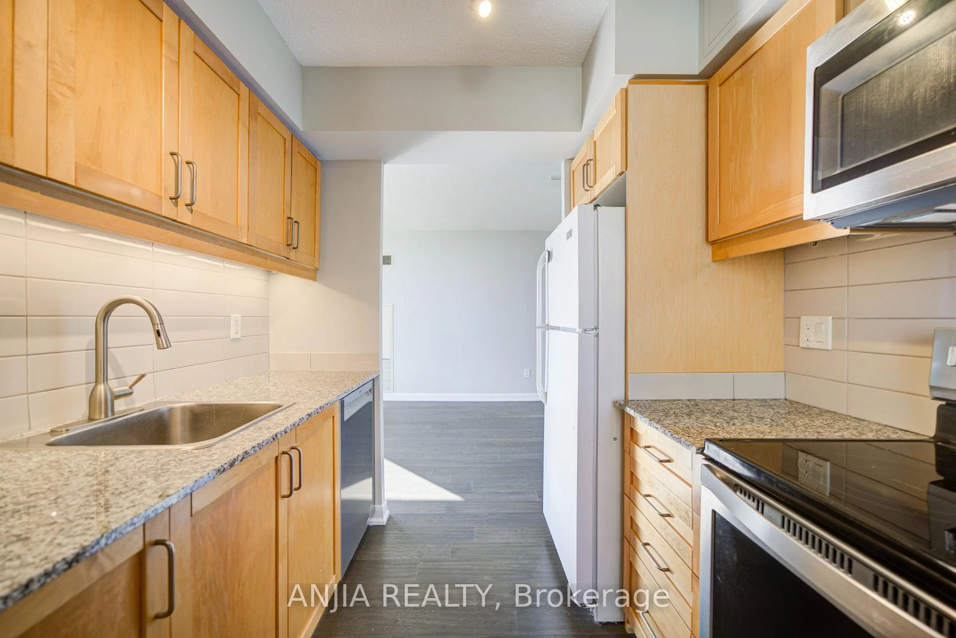 Photo 15 of 33 Sheppard Avenue E, North York, Willowdale East — HOMEH