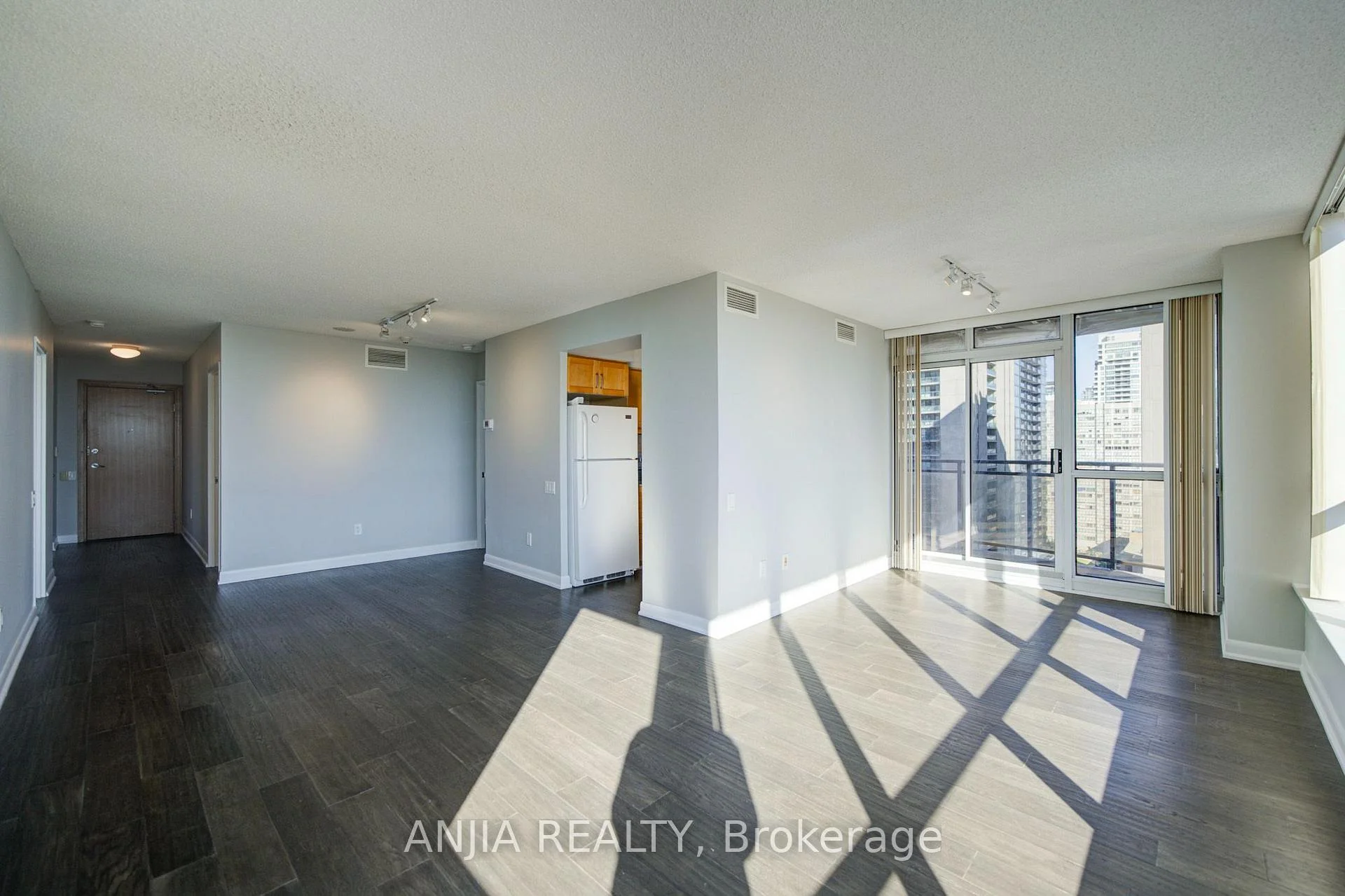Photo 16 of 33 Sheppard Avenue E, North York, Willowdale East — HOMEH