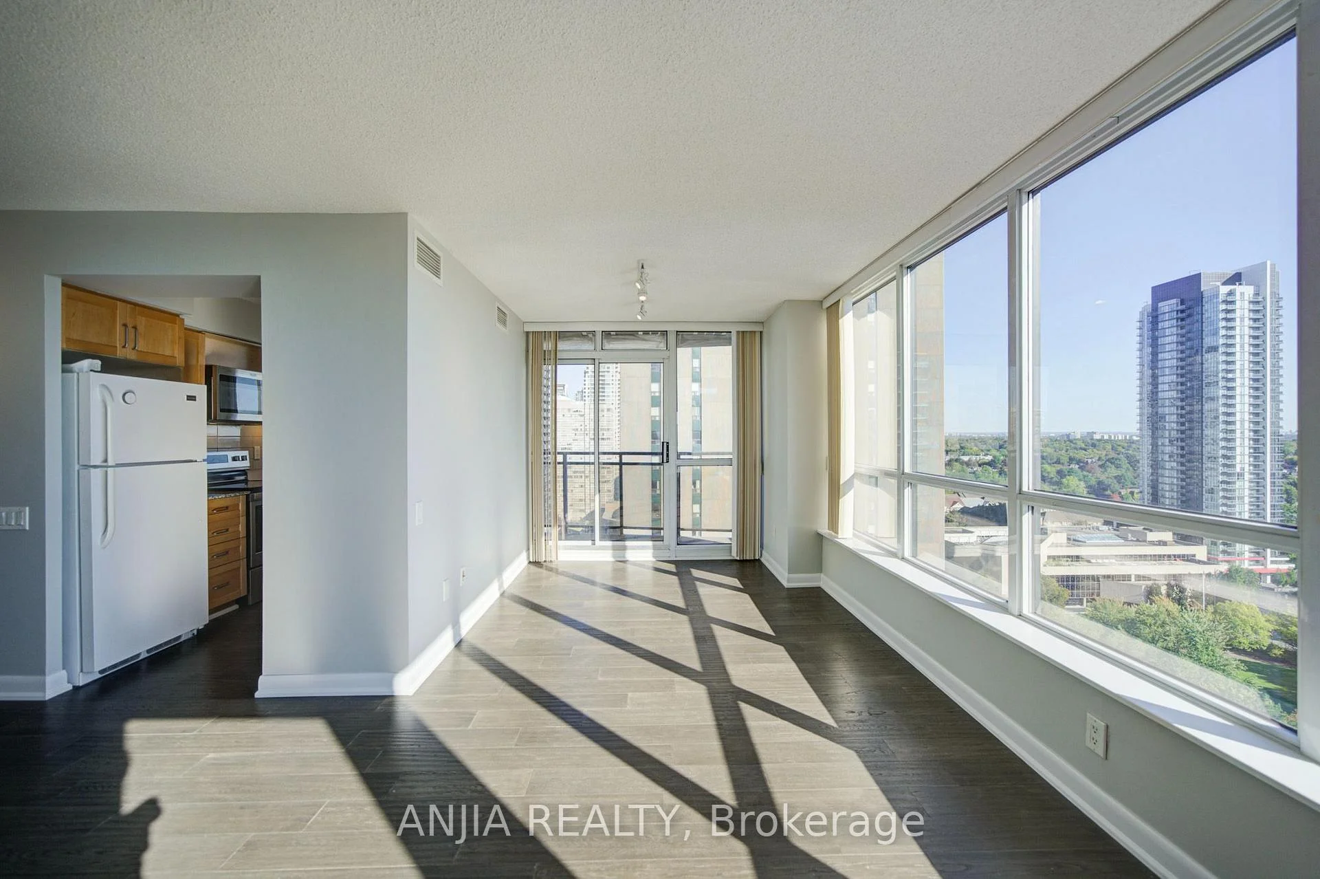 Photo 17 of 33 Sheppard Avenue E, North York, Willowdale East — HOMEH